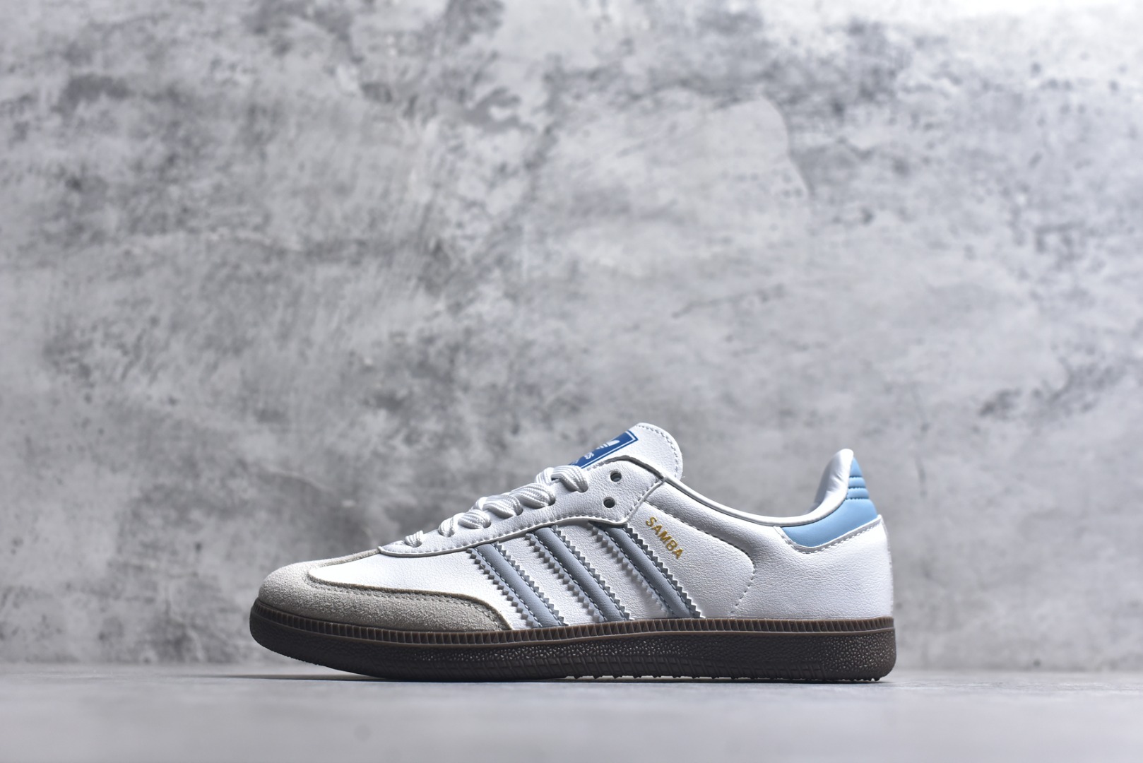 #AD Original Samba 复古经典轻便板鞋 白蓝 ID2055 口碑大厂出品 品控大底版型不断改良更新 全套原纸板楦头开发 确保原汁原味 完美呈现DUNK版型 一比一鞋头弧度高度鞋身弧度 此版本只针对中端市场 皮料材质有所更替 其他数据细节工艺流程均保持一致 绝不口嗨 细节品控鞋型随意对比 正确烫金高频细节 原装纳米超迁皮料 独家私模橡胶大底 原盒原配 这款桑巴鞋展示了高质量的工艺 带有装饰的超锁缝制和无缝的手感 柔软、柔软的皮革造型和标志性的3条纹完成了精致的外观 正规合身鞋带 鞋面上有绒面鞋垫 橡胶鞋底 享受正畸套筒软感 自50年代首次亮相以来就一直在赢得粉丝的青睐 尺码：36-45-选品中心