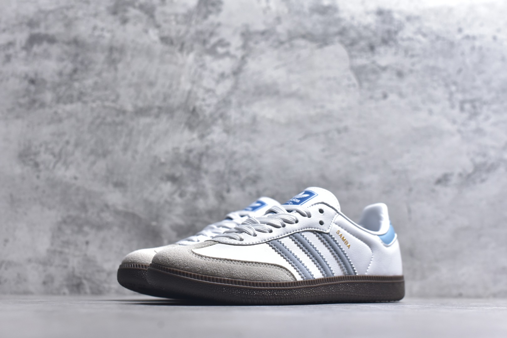 图片[2]-#AD Original Samba 复古经典轻便板鞋 白蓝 ID2055 口碑大厂出品 品控大底版型不断改良更新 全套原纸板楦头开发 确保原汁原味 完美呈现DUNK版型 一比一鞋头弧度高度鞋身弧度 此版本只针对中端市场 皮料材质有所更替 其他数据细节工艺流程均保持一致 绝不口嗨 细节品控鞋型随意对比 正确烫金高频细节 原装纳米超迁皮料 独家私模橡胶大底 原盒原配 这款桑巴鞋展示了高质量的工艺 带有装饰的超锁缝制和无缝的手感 柔软、柔软的皮革造型和标志性的3条纹完成了精致的外观 正规合身鞋带 鞋面上有绒面鞋垫 橡胶鞋底 享受正畸套筒软感 自50年代首次亮相以来就一直在赢得粉丝的青睐 尺码：36-45-选品中心