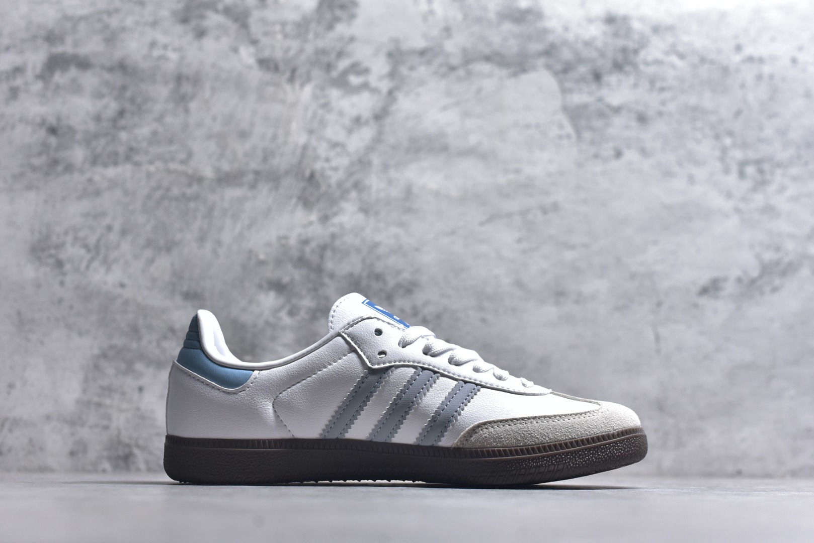 图片[3]-#AD Original Samba 复古经典轻便板鞋 白蓝 ID2055 口碑大厂出品 品控大底版型不断改良更新 全套原纸板楦头开发 确保原汁原味 完美呈现DUNK版型 一比一鞋头弧度高度鞋身弧度 此版本只针对中端市场 皮料材质有所更替 其他数据细节工艺流程均保持一致 绝不口嗨 细节品控鞋型随意对比 正确烫金高频细节 原装纳米超迁皮料 独家私模橡胶大底 原盒原配 这款桑巴鞋展示了高质量的工艺 带有装饰的超锁缝制和无缝的手感 柔软、柔软的皮革造型和标志性的3条纹完成了精致的外观 正规合身鞋带 鞋面上有绒面鞋垫 橡胶鞋底 享受正畸套筒软感 自50年代首次亮相以来就一直在赢得粉丝的青睐 尺码：36-45-选品中心