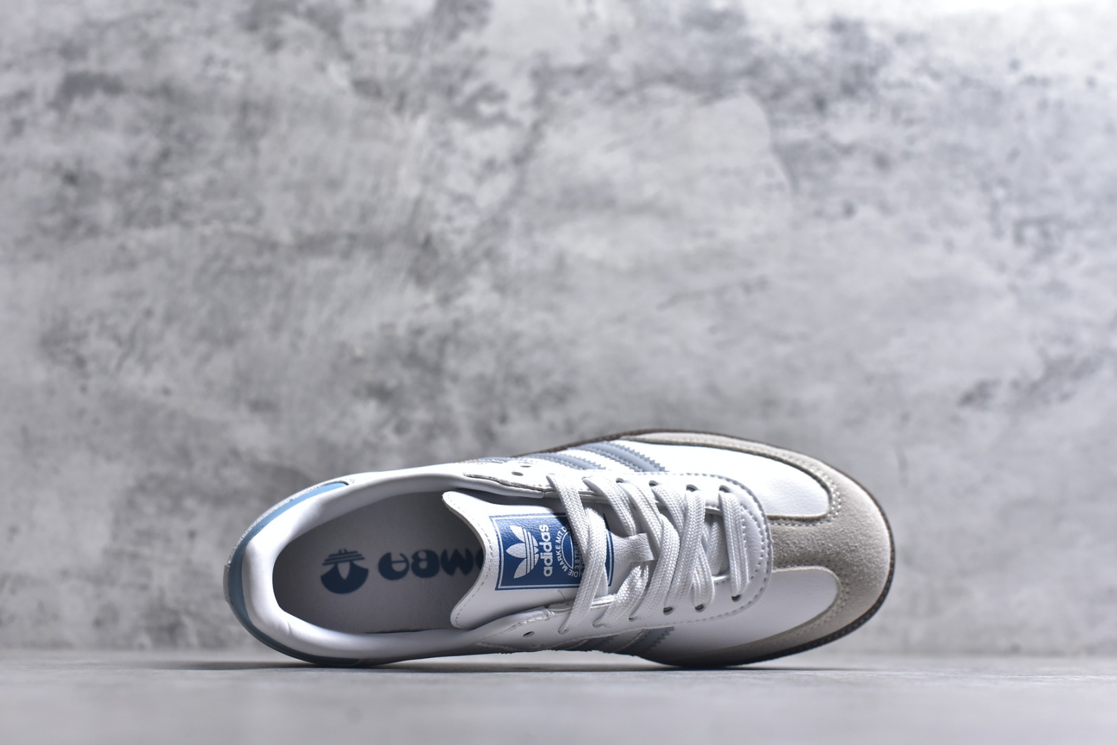 图片[4]-#AD Original Samba 复古经典轻便板鞋 白蓝 ID2055 口碑大厂出品 品控大底版型不断改良更新 全套原纸板楦头开发 确保原汁原味 完美呈现DUNK版型 一比一鞋头弧度高度鞋身弧度 此版本只针对中端市场 皮料材质有所更替 其他数据细节工艺流程均保持一致 绝不口嗨 细节品控鞋型随意对比 正确烫金高频细节 原装纳米超迁皮料 独家私模橡胶大底 原盒原配 这款桑巴鞋展示了高质量的工艺 带有装饰的超锁缝制和无缝的手感 柔软、柔软的皮革造型和标志性的3条纹完成了精致的外观 正规合身鞋带 鞋面上有绒面鞋垫 橡胶鞋底 享受正畸套筒软感 自50年代首次亮相以来就一直在赢得粉丝的青睐 尺码：36-45-选品中心