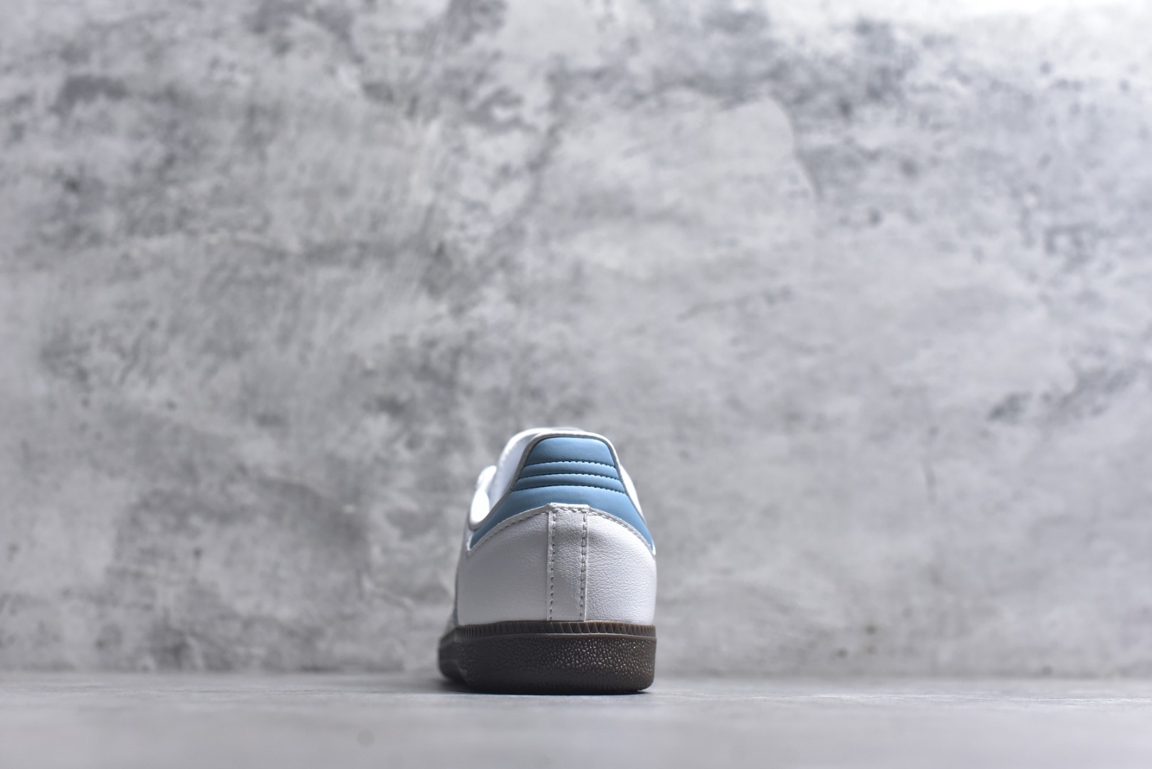 图片[5]-#AD Original Samba 复古经典轻便板鞋 白蓝 ID2055 口碑大厂出品 品控大底版型不断改良更新 全套原纸板楦头开发 确保原汁原味 完美呈现DUNK版型 一比一鞋头弧度高度鞋身弧度 此版本只针对中端市场 皮料材质有所更替 其他数据细节工艺流程均保持一致 绝不口嗨 细节品控鞋型随意对比 正确烫金高频细节 原装纳米超迁皮料 独家私模橡胶大底 原盒原配 这款桑巴鞋展示了高质量的工艺 带有装饰的超锁缝制和无缝的手感 柔软、柔软的皮革造型和标志性的3条纹完成了精致的外观 正规合身鞋带 鞋面上有绒面鞋垫 橡胶鞋底 享受正畸套筒软感 自50年代首次亮相以来就一直在赢得粉丝的青睐 尺码：36-45-选品中心