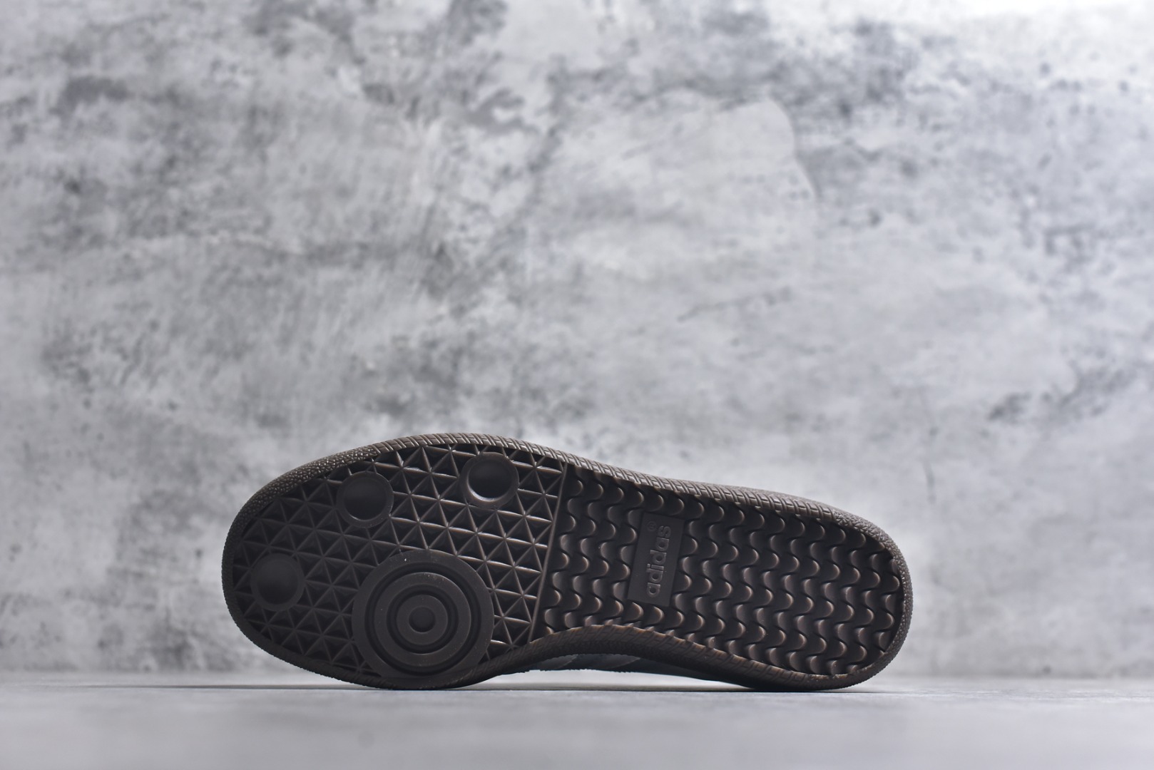 图片[6]-#AD Original Samba 复古经典轻便板鞋 白蓝 ID2055 口碑大厂出品 品控大底版型不断改良更新 全套原纸板楦头开发 确保原汁原味 完美呈现DUNK版型 一比一鞋头弧度高度鞋身弧度 此版本只针对中端市场 皮料材质有所更替 其他数据细节工艺流程均保持一致 绝不口嗨 细节品控鞋型随意对比 正确烫金高频细节 原装纳米超迁皮料 独家私模橡胶大底 原盒原配 这款桑巴鞋展示了高质量的工艺 带有装饰的超锁缝制和无缝的手感 柔软、柔软的皮革造型和标志性的3条纹完成了精致的外观 正规合身鞋带 鞋面上有绒面鞋垫 橡胶鞋底 享受正畸套筒软感 自50年代首次亮相以来就一直在赢得粉丝的青睐 尺码：36-45-选品中心