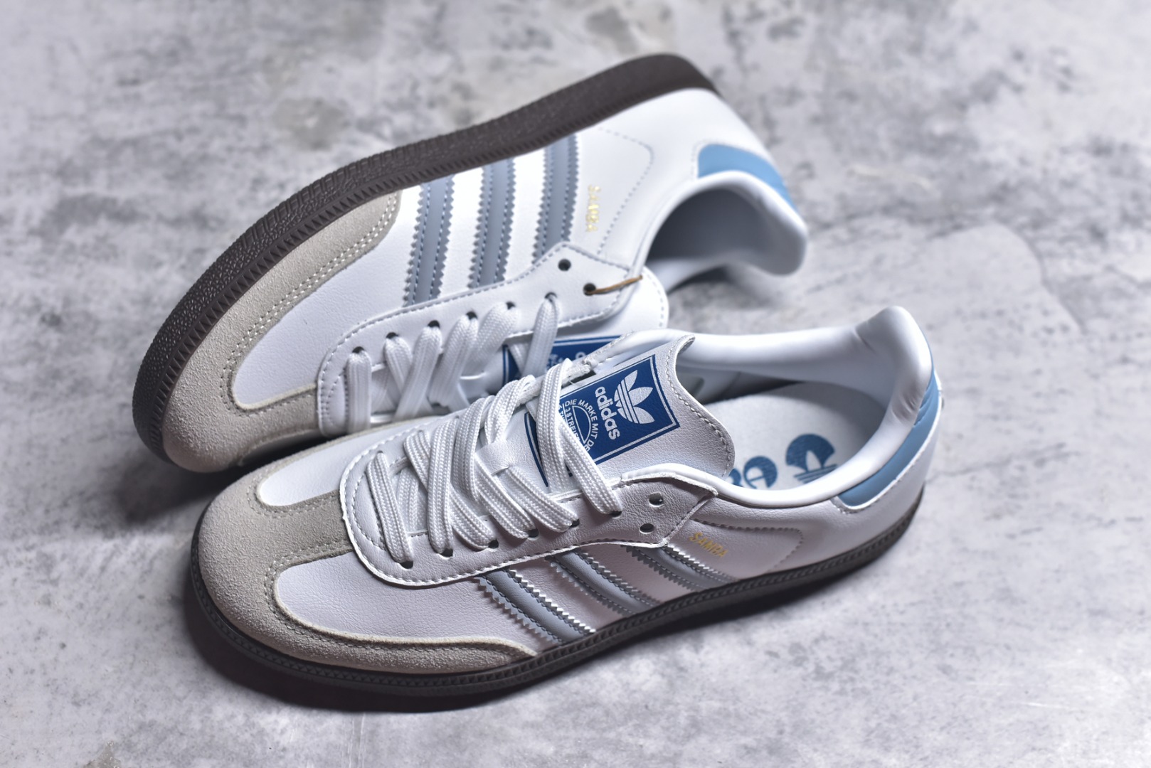 图片[7]-#AD Original Samba 复古经典轻便板鞋 白蓝 ID2055 口碑大厂出品 品控大底版型不断改良更新 全套原纸板楦头开发 确保原汁原味 完美呈现DUNK版型 一比一鞋头弧度高度鞋身弧度 此版本只针对中端市场 皮料材质有所更替 其他数据细节工艺流程均保持一致 绝不口嗨 细节品控鞋型随意对比 正确烫金高频细节 原装纳米超迁皮料 独家私模橡胶大底 原盒原配 这款桑巴鞋展示了高质量的工艺 带有装饰的超锁缝制和无缝的手感 柔软、柔软的皮革造型和标志性的3条纹完成了精致的外观 正规合身鞋带 鞋面上有绒面鞋垫 橡胶鞋底 享受正畸套筒软感 自50年代首次亮相以来就一直在赢得粉丝的青睐 尺码：36-45-选品中心