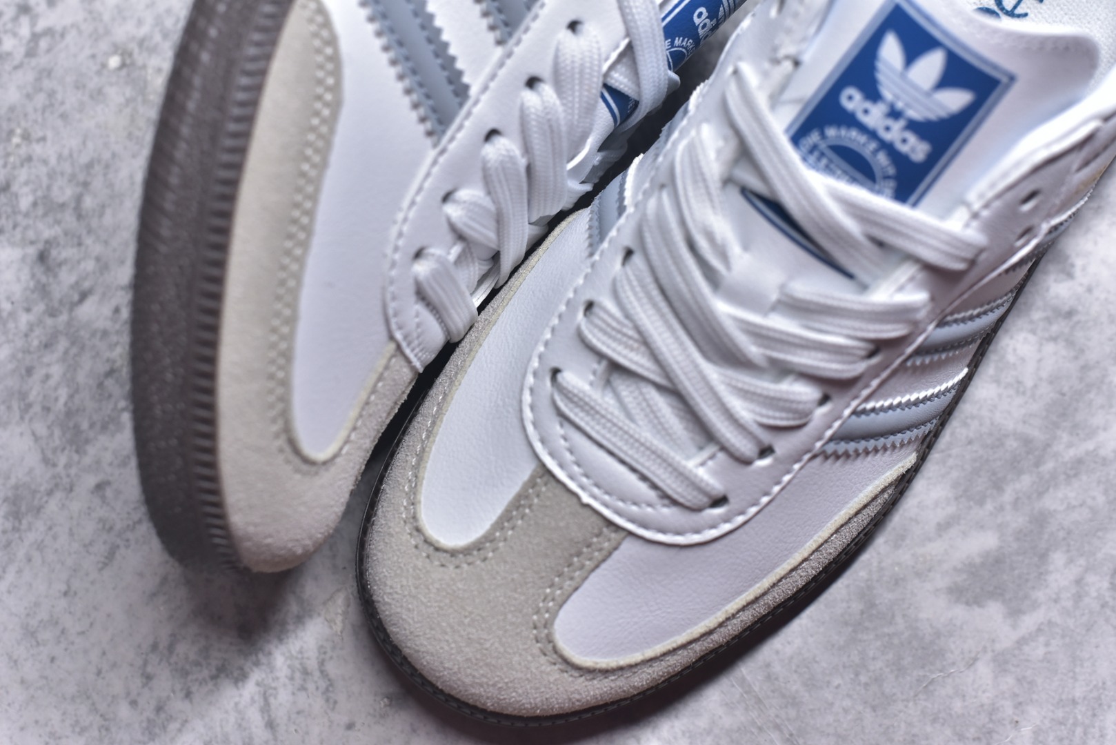 图片[8]-#AD Original Samba 复古经典轻便板鞋 白蓝 ID2055 口碑大厂出品 品控大底版型不断改良更新 全套原纸板楦头开发 确保原汁原味 完美呈现DUNK版型 一比一鞋头弧度高度鞋身弧度 此版本只针对中端市场 皮料材质有所更替 其他数据细节工艺流程均保持一致 绝不口嗨 细节品控鞋型随意对比 正确烫金高频细节 原装纳米超迁皮料 独家私模橡胶大底 原盒原配 这款桑巴鞋展示了高质量的工艺 带有装饰的超锁缝制和无缝的手感 柔软、柔软的皮革造型和标志性的3条纹完成了精致的外观 正规合身鞋带 鞋面上有绒面鞋垫 橡胶鞋底 享受正畸套筒软感 自50年代首次亮相以来就一直在赢得粉丝的青睐 尺码：36-45-选品中心