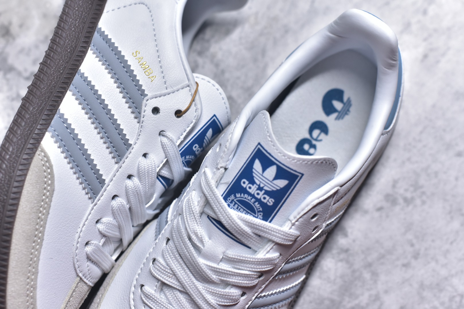 图片[9]-#AD Original Samba 复古经典轻便板鞋 白蓝 ID2055 口碑大厂出品 品控大底版型不断改良更新 全套原纸板楦头开发 确保原汁原味 完美呈现DUNK版型 一比一鞋头弧度高度鞋身弧度 此版本只针对中端市场 皮料材质有所更替 其他数据细节工艺流程均保持一致 绝不口嗨 细节品控鞋型随意对比 正确烫金高频细节 原装纳米超迁皮料 独家私模橡胶大底 原盒原配 这款桑巴鞋展示了高质量的工艺 带有装饰的超锁缝制和无缝的手感 柔软、柔软的皮革造型和标志性的3条纹完成了精致的外观 正规合身鞋带 鞋面上有绒面鞋垫 橡胶鞋底 享受正畸套筒软感 自50年代首次亮相以来就一直在赢得粉丝的青睐 尺码：36-45-选品中心