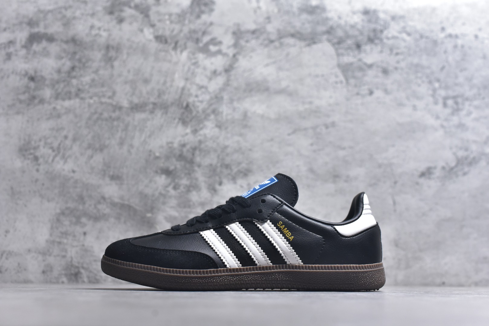 #AD Original Samba 复古经典轻便板鞋 B75807 口碑大厂出品 品控大底版型不断改良更新 全套原纸板楦头开发 确保原汁原味 完美呈现DUNK版型 一比一鞋头弧度高度鞋身弧度 此版本只针对中端市场 皮料材质有所更替 其他数据细节工艺流程均保持一致 绝不口嗨 细节品控鞋型随意对比 正确烫金高频细节 原装纳米超迁皮料 独家私模橡胶大底 原盒原配 这款桑巴鞋展示了高质量的工艺 带有装饰的超锁缝制和无缝的手感 柔软、柔软的皮革造型和标志性的3条纹完成了精致的外观 正规合身鞋带 鞋面上有绒面鞋垫 橡胶鞋底 享受正畸套筒软感 自50年代首次亮相以来就一直在赢得粉丝的青睐 尺码：36-45-选品中心