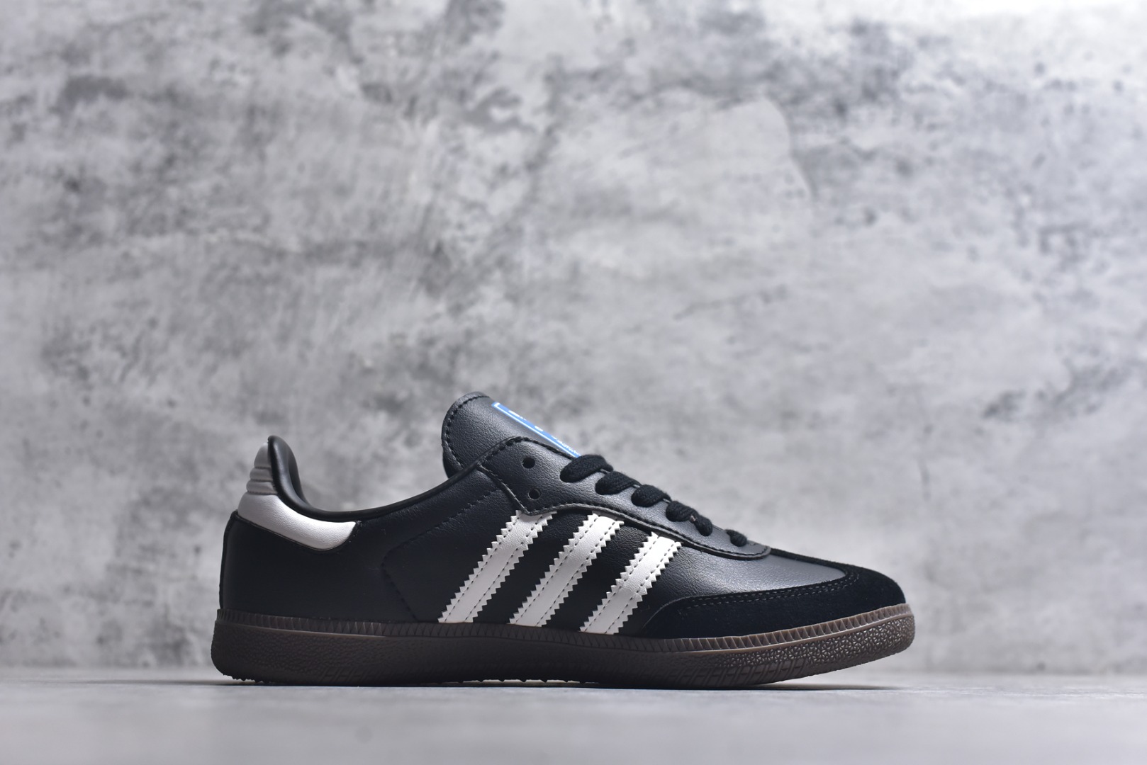 图片[3]-#AD Original Samba 复古经典轻便板鞋 B75807 口碑大厂出品 品控大底版型不断改良更新 全套原纸板楦头开发 确保原汁原味 完美呈现DUNK版型 一比一鞋头弧度高度鞋身弧度 此版本只针对中端市场 皮料材质有所更替 其他数据细节工艺流程均保持一致 绝不口嗨 细节品控鞋型随意对比 正确烫金高频细节 原装纳米超迁皮料 独家私模橡胶大底 原盒原配 这款桑巴鞋展示了高质量的工艺 带有装饰的超锁缝制和无缝的手感 柔软、柔软的皮革造型和标志性的3条纹完成了精致的外观 正规合身鞋带 鞋面上有绒面鞋垫 橡胶鞋底 享受正畸套筒软感 自50年代首次亮相以来就一直在赢得粉丝的青睐 尺码：36-45-选品中心