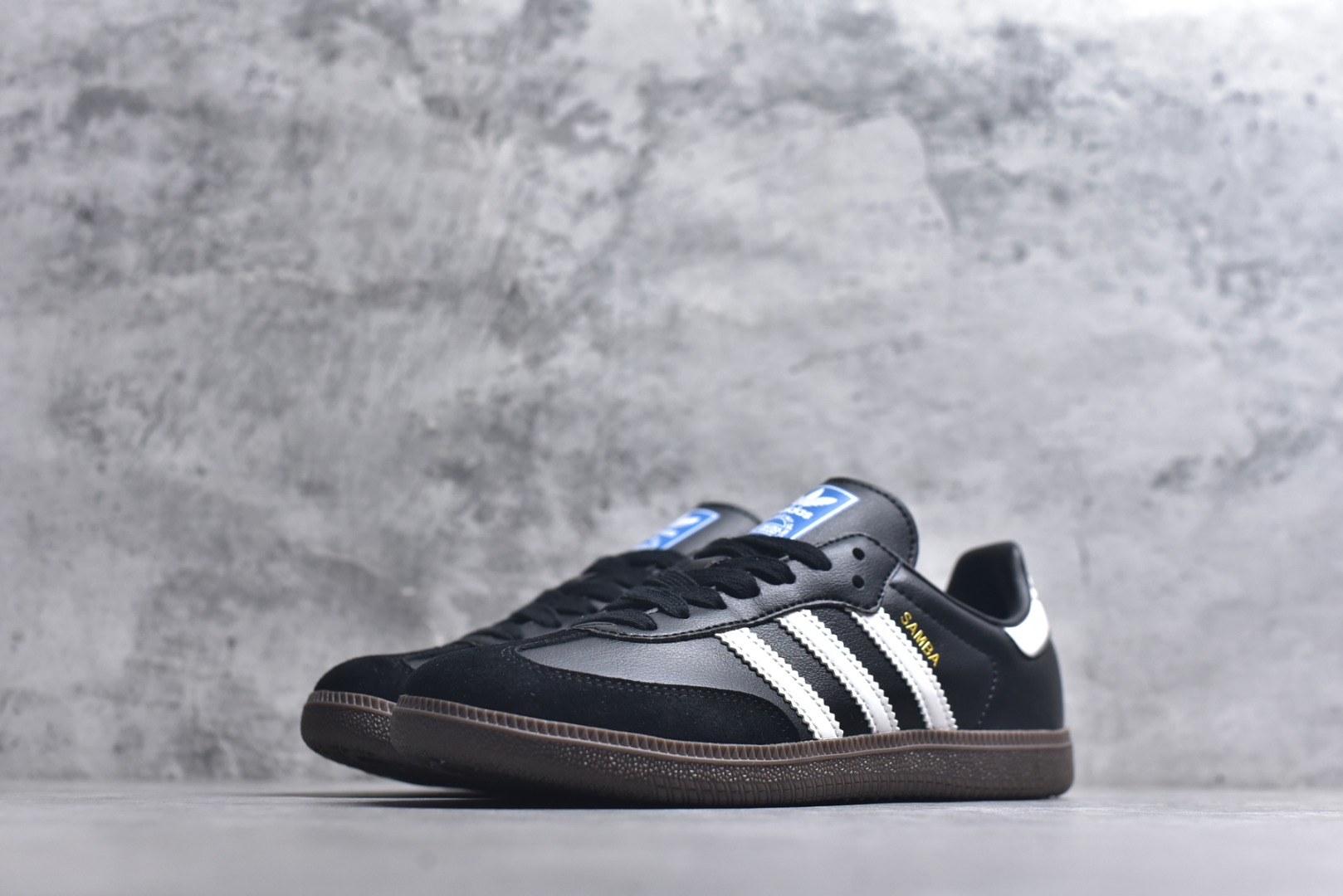 图片[2]-#AD Original Samba 复古经典轻便板鞋 B75807 口碑大厂出品 品控大底版型不断改良更新 全套原纸板楦头开发 确保原汁原味 完美呈现DUNK版型 一比一鞋头弧度高度鞋身弧度 此版本只针对中端市场 皮料材质有所更替 其他数据细节工艺流程均保持一致 绝不口嗨 细节品控鞋型随意对比 正确烫金高频细节 原装纳米超迁皮料 独家私模橡胶大底 原盒原配 这款桑巴鞋展示了高质量的工艺 带有装饰的超锁缝制和无缝的手感 柔软、柔软的皮革造型和标志性的3条纹完成了精致的外观 正规合身鞋带 鞋面上有绒面鞋垫 橡胶鞋底 享受正畸套筒软感 自50年代首次亮相以来就一直在赢得粉丝的青睐 尺码：36-45-选品中心