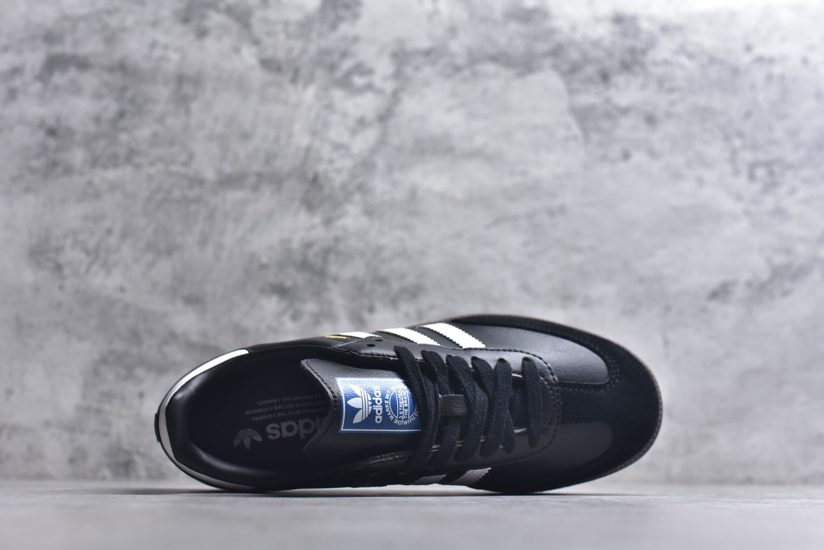 图片[4]-#AD Original Samba 复古经典轻便板鞋 B75807 口碑大厂出品 品控大底版型不断改良更新 全套原纸板楦头开发 确保原汁原味 完美呈现DUNK版型 一比一鞋头弧度高度鞋身弧度 此版本只针对中端市场 皮料材质有所更替 其他数据细节工艺流程均保持一致 绝不口嗨 细节品控鞋型随意对比 正确烫金高频细节 原装纳米超迁皮料 独家私模橡胶大底 原盒原配 这款桑巴鞋展示了高质量的工艺 带有装饰的超锁缝制和无缝的手感 柔软、柔软的皮革造型和标志性的3条纹完成了精致的外观 正规合身鞋带 鞋面上有绒面鞋垫 橡胶鞋底 享受正畸套筒软感 自50年代首次亮相以来就一直在赢得粉丝的青睐 尺码：36-45-选品中心