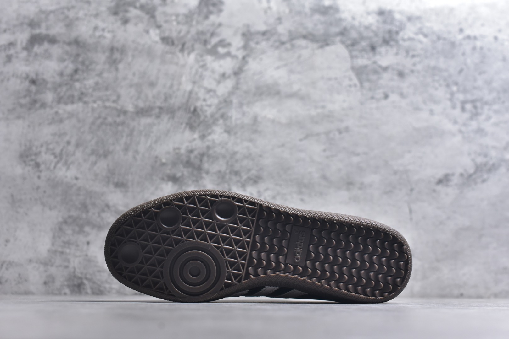 图片[6]-#AD Original Samba 复古经典轻便板鞋 B75807 口碑大厂出品 品控大底版型不断改良更新 全套原纸板楦头开发 确保原汁原味 完美呈现DUNK版型 一比一鞋头弧度高度鞋身弧度 此版本只针对中端市场 皮料材质有所更替 其他数据细节工艺流程均保持一致 绝不口嗨 细节品控鞋型随意对比 正确烫金高频细节 原装纳米超迁皮料 独家私模橡胶大底 原盒原配 这款桑巴鞋展示了高质量的工艺 带有装饰的超锁缝制和无缝的手感 柔软、柔软的皮革造型和标志性的3条纹完成了精致的外观 正规合身鞋带 鞋面上有绒面鞋垫 橡胶鞋底 享受正畸套筒软感 自50年代首次亮相以来就一直在赢得粉丝的青睐 尺码：36-45-选品中心