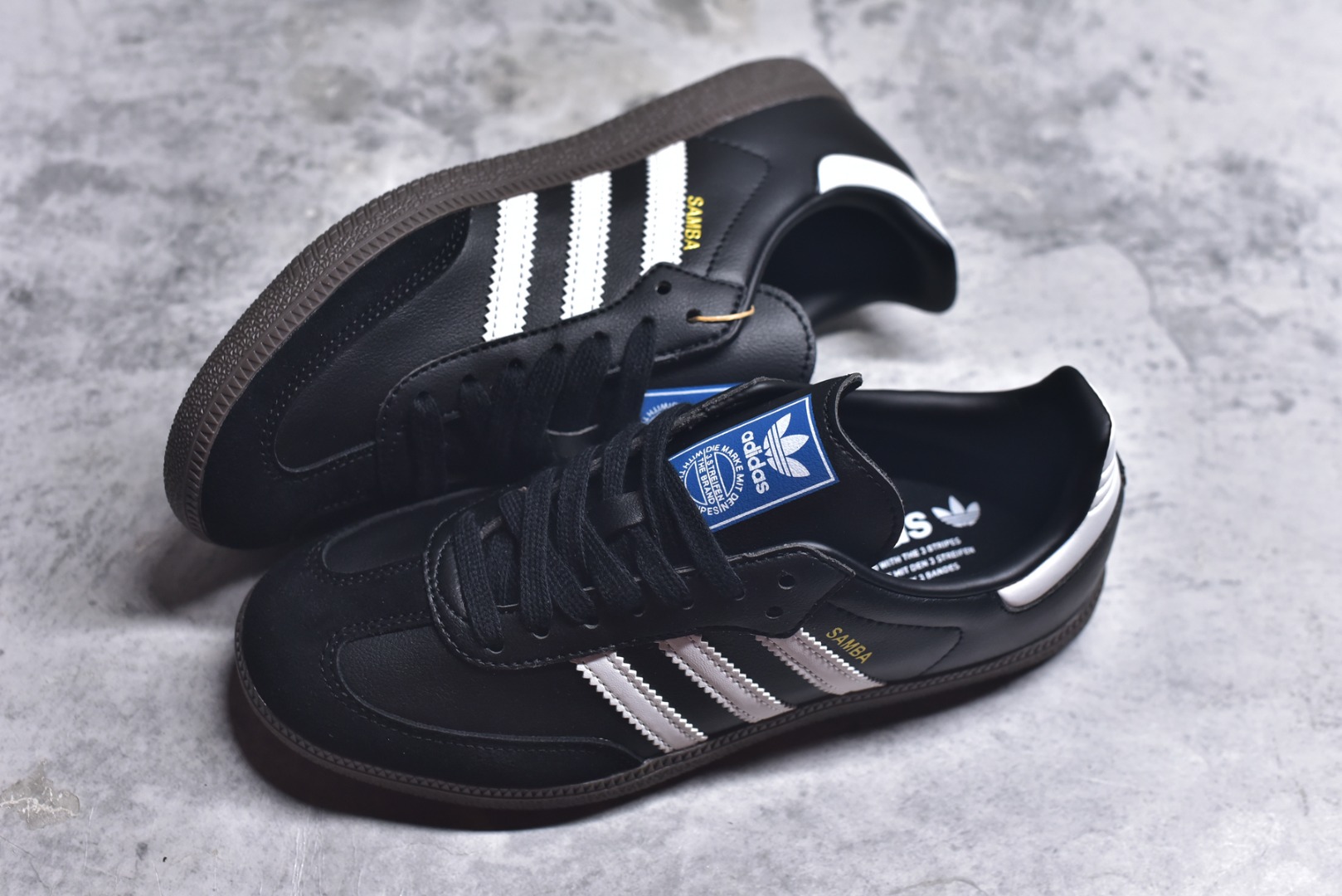 图片[7]-#AD Original Samba 复古经典轻便板鞋 B75807 口碑大厂出品 品控大底版型不断改良更新 全套原纸板楦头开发 确保原汁原味 完美呈现DUNK版型 一比一鞋头弧度高度鞋身弧度 此版本只针对中端市场 皮料材质有所更替 其他数据细节工艺流程均保持一致 绝不口嗨 细节品控鞋型随意对比 正确烫金高频细节 原装纳米超迁皮料 独家私模橡胶大底 原盒原配 这款桑巴鞋展示了高质量的工艺 带有装饰的超锁缝制和无缝的手感 柔软、柔软的皮革造型和标志性的3条纹完成了精致的外观 正规合身鞋带 鞋面上有绒面鞋垫 橡胶鞋底 享受正畸套筒软感 自50年代首次亮相以来就一直在赢得粉丝的青睐 尺码：36-45-选品中心