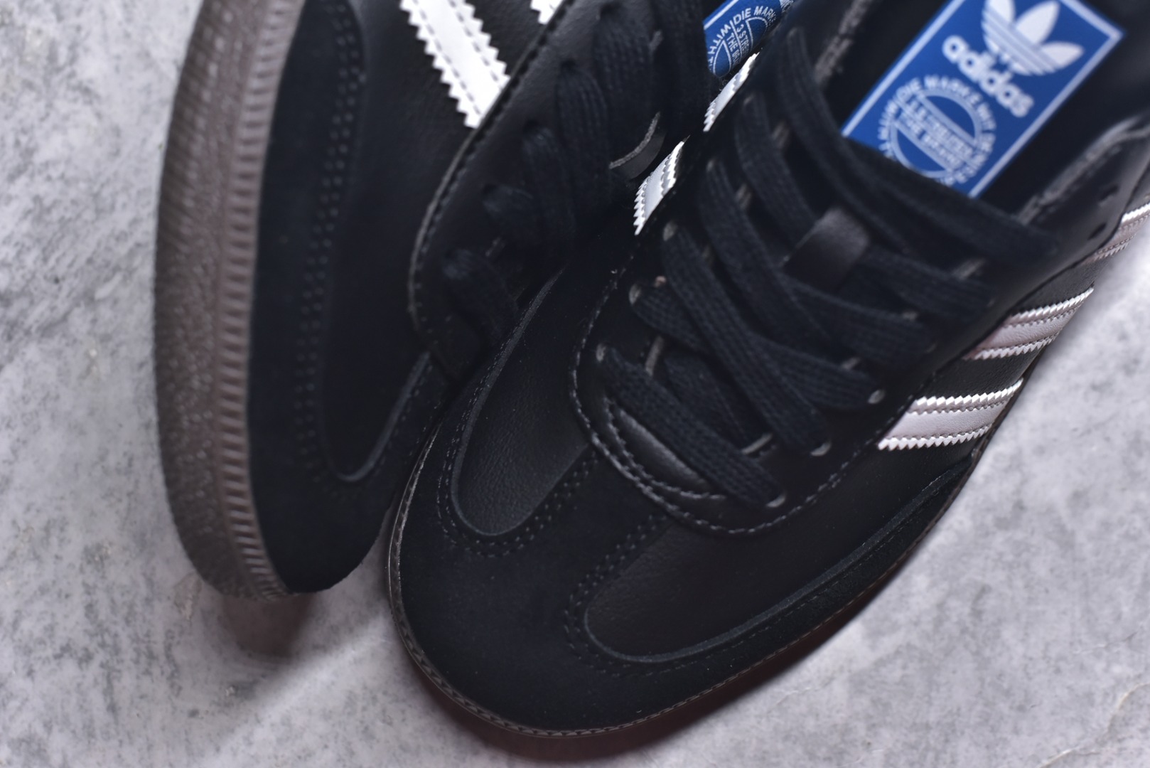 图片[8]-#AD Original Samba 复古经典轻便板鞋 B75807 口碑大厂出品 品控大底版型不断改良更新 全套原纸板楦头开发 确保原汁原味 完美呈现DUNK版型 一比一鞋头弧度高度鞋身弧度 此版本只针对中端市场 皮料材质有所更替 其他数据细节工艺流程均保持一致 绝不口嗨 细节品控鞋型随意对比 正确烫金高频细节 原装纳米超迁皮料 独家私模橡胶大底 原盒原配 这款桑巴鞋展示了高质量的工艺 带有装饰的超锁缝制和无缝的手感 柔软、柔软的皮革造型和标志性的3条纹完成了精致的外观 正规合身鞋带 鞋面上有绒面鞋垫 橡胶鞋底 享受正畸套筒软感 自50年代首次亮相以来就一直在赢得粉丝的青睐 尺码：36-45-选品中心