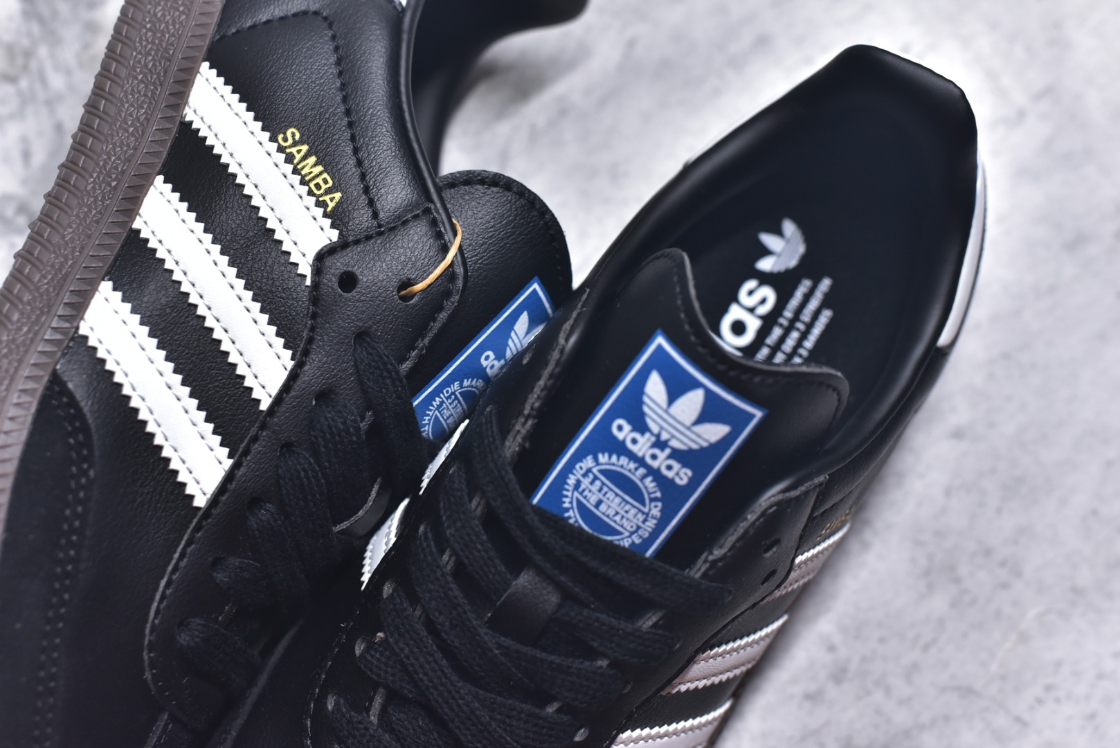 图片[9]-#AD Original Samba 复古经典轻便板鞋 B75807 口碑大厂出品 品控大底版型不断改良更新 全套原纸板楦头开发 确保原汁原味 完美呈现DUNK版型 一比一鞋头弧度高度鞋身弧度 此版本只针对中端市场 皮料材质有所更替 其他数据细节工艺流程均保持一致 绝不口嗨 细节品控鞋型随意对比 正确烫金高频细节 原装纳米超迁皮料 独家私模橡胶大底 原盒原配 这款桑巴鞋展示了高质量的工艺 带有装饰的超锁缝制和无缝的手感 柔软、柔软的皮革造型和标志性的3条纹完成了精致的外观 正规合身鞋带 鞋面上有绒面鞋垫 橡胶鞋底 享受正畸套筒软感 自50年代首次亮相以来就一直在赢得粉丝的青睐 尺码：36-45-选品中心