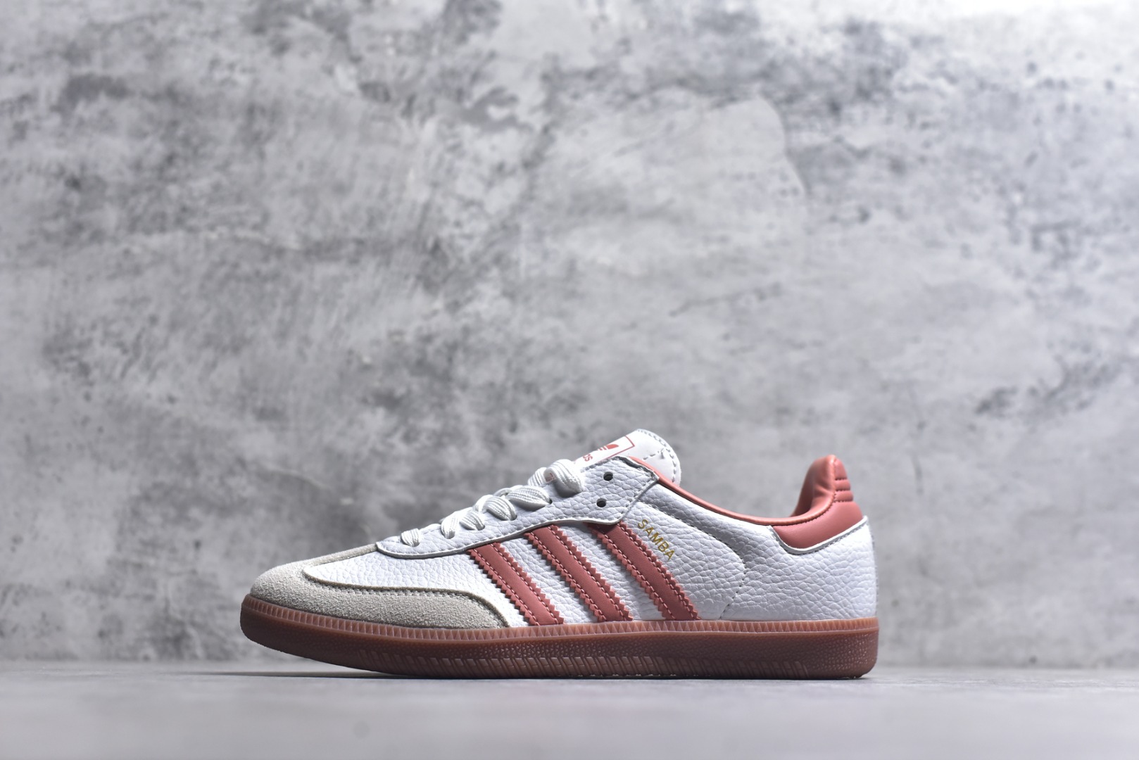 #AD Original Samba 复古经典轻便板鞋 白粉 IG5932 口碑大厂出品 品控大底版型不断改良更新 全套原纸板楦头开发 确保原汁原味 完美呈现版型 一比一鞋头弧度高度鞋身弧度 此版本只针对中端市场 皮料材质有所更替 其他数据细节工艺流程均保持一致 绝不口嗨 细节品控鞋型随意对比 正确烫金高频细节 原装纳米超迁皮料 独家私模橡胶大底 原盒原配 这款桑巴鞋展示了高质量的工艺 带有装饰的超锁缝制和无缝的手感 柔软、柔软的皮革造型和标志性的3条纹完成了精致的外观 正规合身鞋带 鞋面上有绒面鞋垫 橡胶鞋底 享受正畸套筒软感 自50年代首次亮相以来就一直在赢得粉丝的青睐 尺码：36-45-选品中心