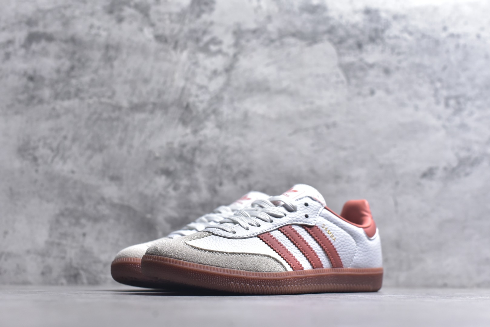 图片[2]-#AD Original Samba 复古经典轻便板鞋 白粉 IG5932 口碑大厂出品 品控大底版型不断改良更新 全套原纸板楦头开发 确保原汁原味 完美呈现版型 一比一鞋头弧度高度鞋身弧度 此版本只针对中端市场 皮料材质有所更替 其他数据细节工艺流程均保持一致 绝不口嗨 细节品控鞋型随意对比 正确烫金高频细节 原装纳米超迁皮料 独家私模橡胶大底 原盒原配 这款桑巴鞋展示了高质量的工艺 带有装饰的超锁缝制和无缝的手感 柔软、柔软的皮革造型和标志性的3条纹完成了精致的外观 正规合身鞋带 鞋面上有绒面鞋垫 橡胶鞋底 享受正畸套筒软感 自50年代首次亮相以来就一直在赢得粉丝的青睐 尺码：36-45-选品中心