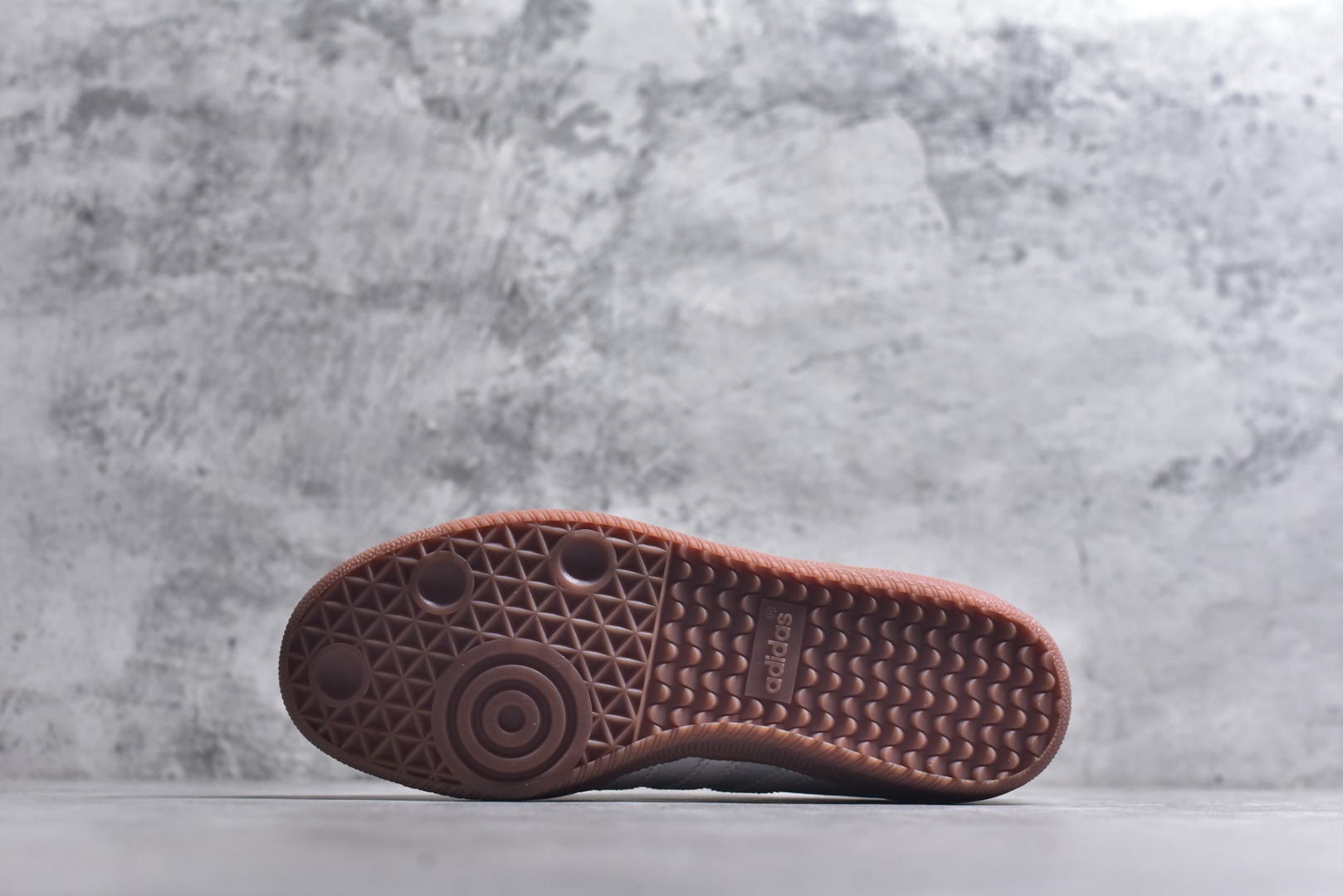 图片[6]-#AD Original Samba 复古经典轻便板鞋 白粉 IG5932 口碑大厂出品 品控大底版型不断改良更新 全套原纸板楦头开发 确保原汁原味 完美呈现版型 一比一鞋头弧度高度鞋身弧度 此版本只针对中端市场 皮料材质有所更替 其他数据细节工艺流程均保持一致 绝不口嗨 细节品控鞋型随意对比 正确烫金高频细节 原装纳米超迁皮料 独家私模橡胶大底 原盒原配 这款桑巴鞋展示了高质量的工艺 带有装饰的超锁缝制和无缝的手感 柔软、柔软的皮革造型和标志性的3条纹完成了精致的外观 正规合身鞋带 鞋面上有绒面鞋垫 橡胶鞋底 享受正畸套筒软感 自50年代首次亮相以来就一直在赢得粉丝的青睐 尺码：36-45-选品中心