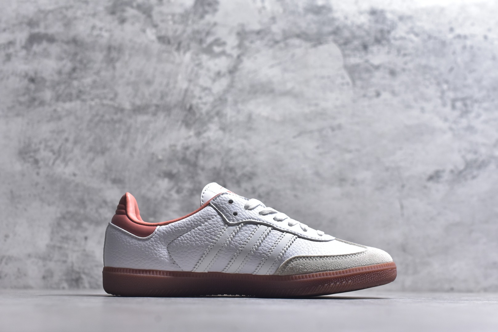 图片[3]-#AD Original Samba 复古经典轻便板鞋 白粉 IG5932 口碑大厂出品 品控大底版型不断改良更新 全套原纸板楦头开发 确保原汁原味 完美呈现版型 一比一鞋头弧度高度鞋身弧度 此版本只针对中端市场 皮料材质有所更替 其他数据细节工艺流程均保持一致 绝不口嗨 细节品控鞋型随意对比 正确烫金高频细节 原装纳米超迁皮料 独家私模橡胶大底 原盒原配 这款桑巴鞋展示了高质量的工艺 带有装饰的超锁缝制和无缝的手感 柔软、柔软的皮革造型和标志性的3条纹完成了精致的外观 正规合身鞋带 鞋面上有绒面鞋垫 橡胶鞋底 享受正畸套筒软感 自50年代首次亮相以来就一直在赢得粉丝的青睐 尺码：36-45-选品中心