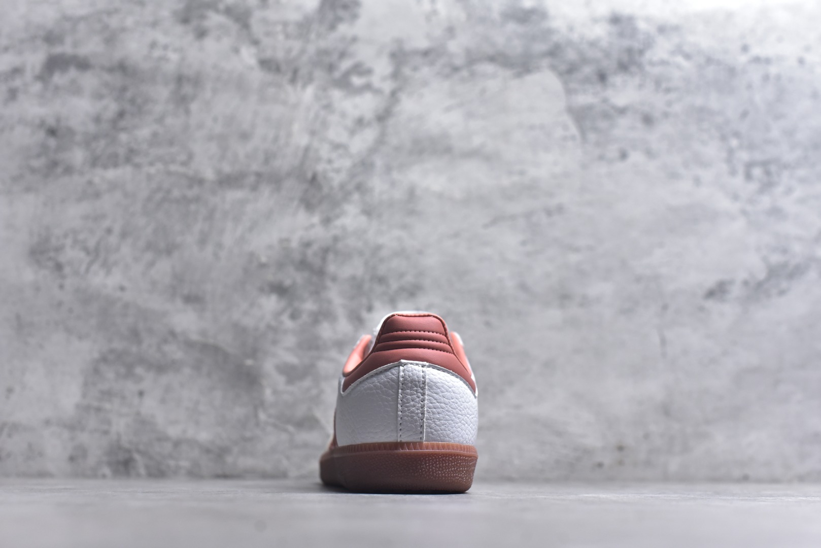 图片[5]-#AD Original Samba 复古经典轻便板鞋 白粉 IG5932 口碑大厂出品 品控大底版型不断改良更新 全套原纸板楦头开发 确保原汁原味 完美呈现版型 一比一鞋头弧度高度鞋身弧度 此版本只针对中端市场 皮料材质有所更替 其他数据细节工艺流程均保持一致 绝不口嗨 细节品控鞋型随意对比 正确烫金高频细节 原装纳米超迁皮料 独家私模橡胶大底 原盒原配 这款桑巴鞋展示了高质量的工艺 带有装饰的超锁缝制和无缝的手感 柔软、柔软的皮革造型和标志性的3条纹完成了精致的外观 正规合身鞋带 鞋面上有绒面鞋垫 橡胶鞋底 享受正畸套筒软感 自50年代首次亮相以来就一直在赢得粉丝的青睐 尺码：36-45-选品中心