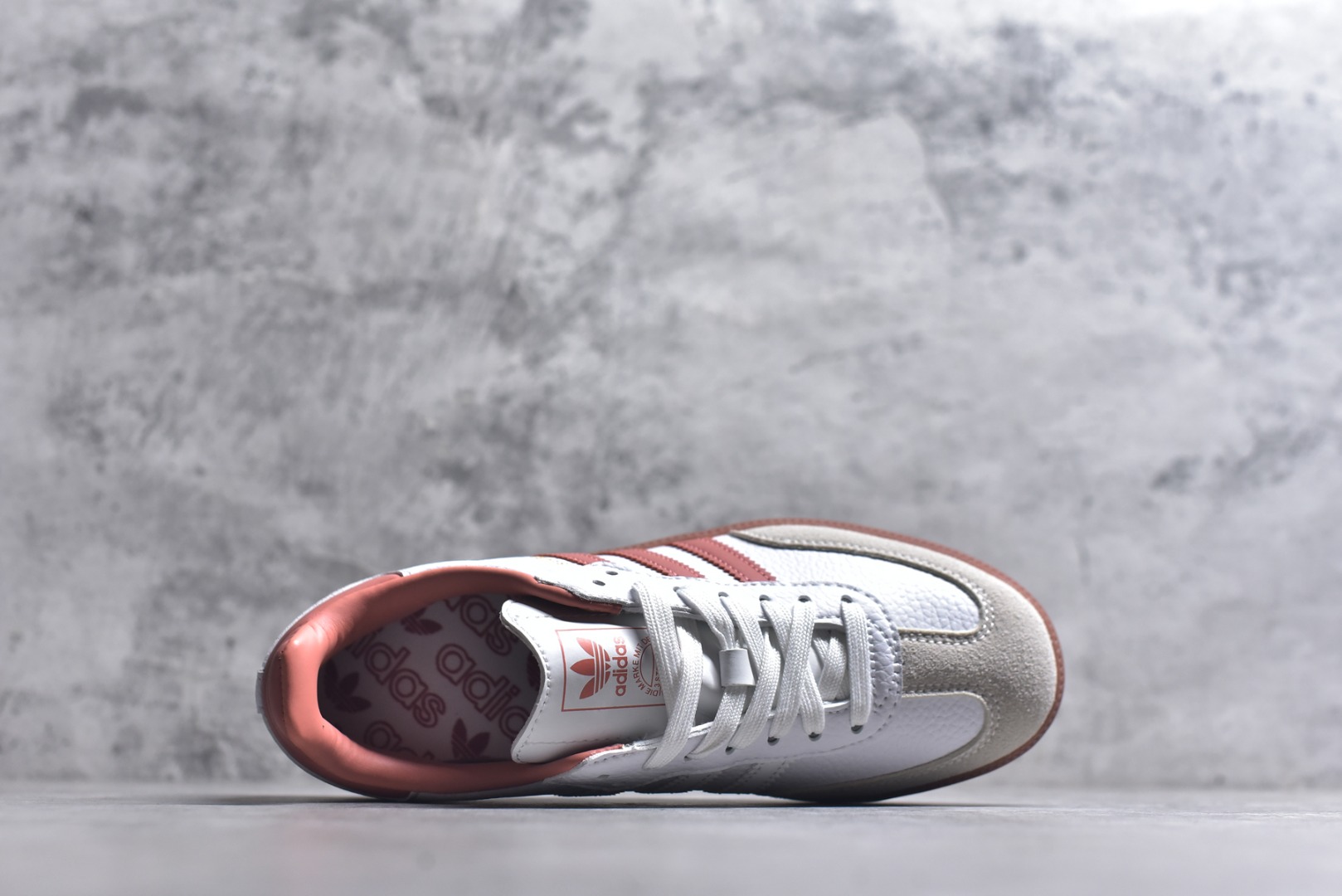 图片[4]-#AD Original Samba 复古经典轻便板鞋 白粉 IG5932 口碑大厂出品 品控大底版型不断改良更新 全套原纸板楦头开发 确保原汁原味 完美呈现版型 一比一鞋头弧度高度鞋身弧度 此版本只针对中端市场 皮料材质有所更替 其他数据细节工艺流程均保持一致 绝不口嗨 细节品控鞋型随意对比 正确烫金高频细节 原装纳米超迁皮料 独家私模橡胶大底 原盒原配 这款桑巴鞋展示了高质量的工艺 带有装饰的超锁缝制和无缝的手感 柔软、柔软的皮革造型和标志性的3条纹完成了精致的外观 正规合身鞋带 鞋面上有绒面鞋垫 橡胶鞋底 享受正畸套筒软感 自50年代首次亮相以来就一直在赢得粉丝的青睐 尺码：36-45-选品中心