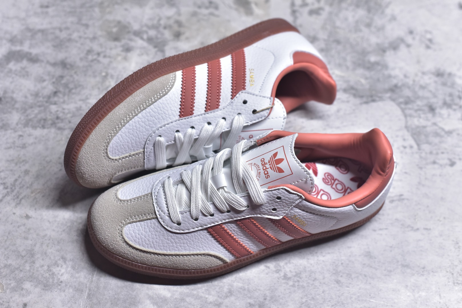 图片[7]-#AD Original Samba 复古经典轻便板鞋 白粉 IG5932 口碑大厂出品 品控大底版型不断改良更新 全套原纸板楦头开发 确保原汁原味 完美呈现版型 一比一鞋头弧度高度鞋身弧度 此版本只针对中端市场 皮料材质有所更替 其他数据细节工艺流程均保持一致 绝不口嗨 细节品控鞋型随意对比 正确烫金高频细节 原装纳米超迁皮料 独家私模橡胶大底 原盒原配 这款桑巴鞋展示了高质量的工艺 带有装饰的超锁缝制和无缝的手感 柔软、柔软的皮革造型和标志性的3条纹完成了精致的外观 正规合身鞋带 鞋面上有绒面鞋垫 橡胶鞋底 享受正畸套筒软感 自50年代首次亮相以来就一直在赢得粉丝的青睐 尺码：36-45-选品中心