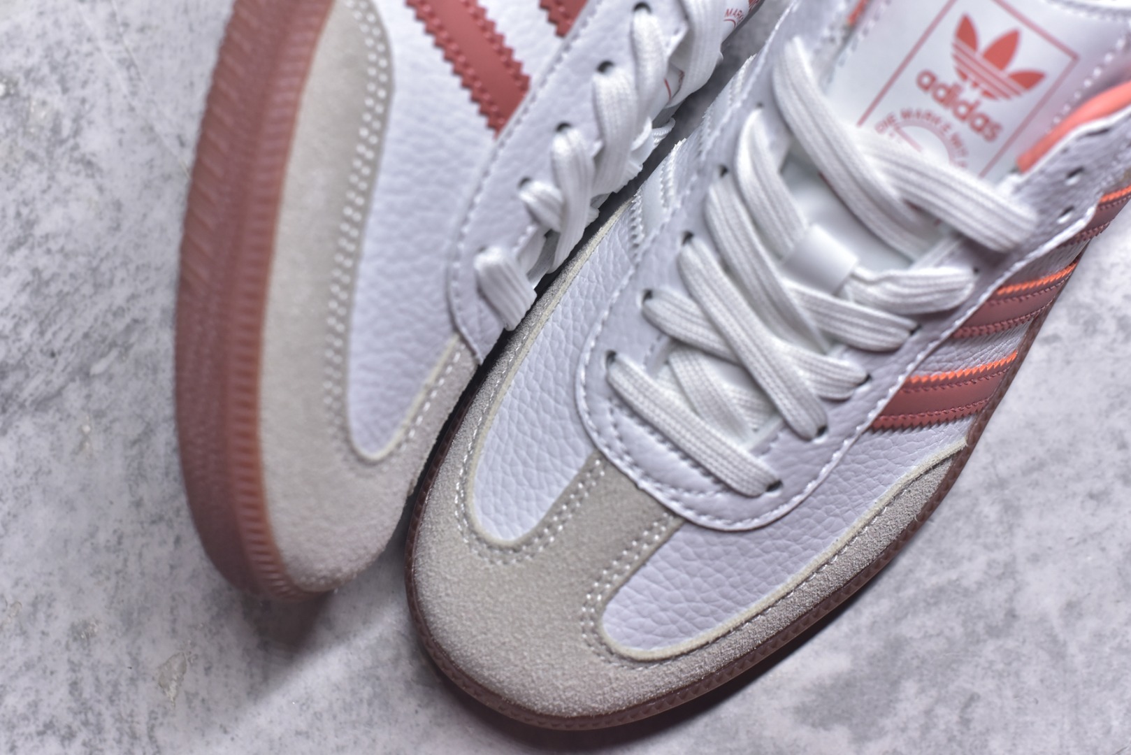 图片[8]-#AD Original Samba 复古经典轻便板鞋 白粉 IG5932 口碑大厂出品 品控大底版型不断改良更新 全套原纸板楦头开发 确保原汁原味 完美呈现版型 一比一鞋头弧度高度鞋身弧度 此版本只针对中端市场 皮料材质有所更替 其他数据细节工艺流程均保持一致 绝不口嗨 细节品控鞋型随意对比 正确烫金高频细节 原装纳米超迁皮料 独家私模橡胶大底 原盒原配 这款桑巴鞋展示了高质量的工艺 带有装饰的超锁缝制和无缝的手感 柔软、柔软的皮革造型和标志性的3条纹完成了精致的外观 正规合身鞋带 鞋面上有绒面鞋垫 橡胶鞋底 享受正畸套筒软感 自50年代首次亮相以来就一直在赢得粉丝的青睐 尺码：36-45-选品中心