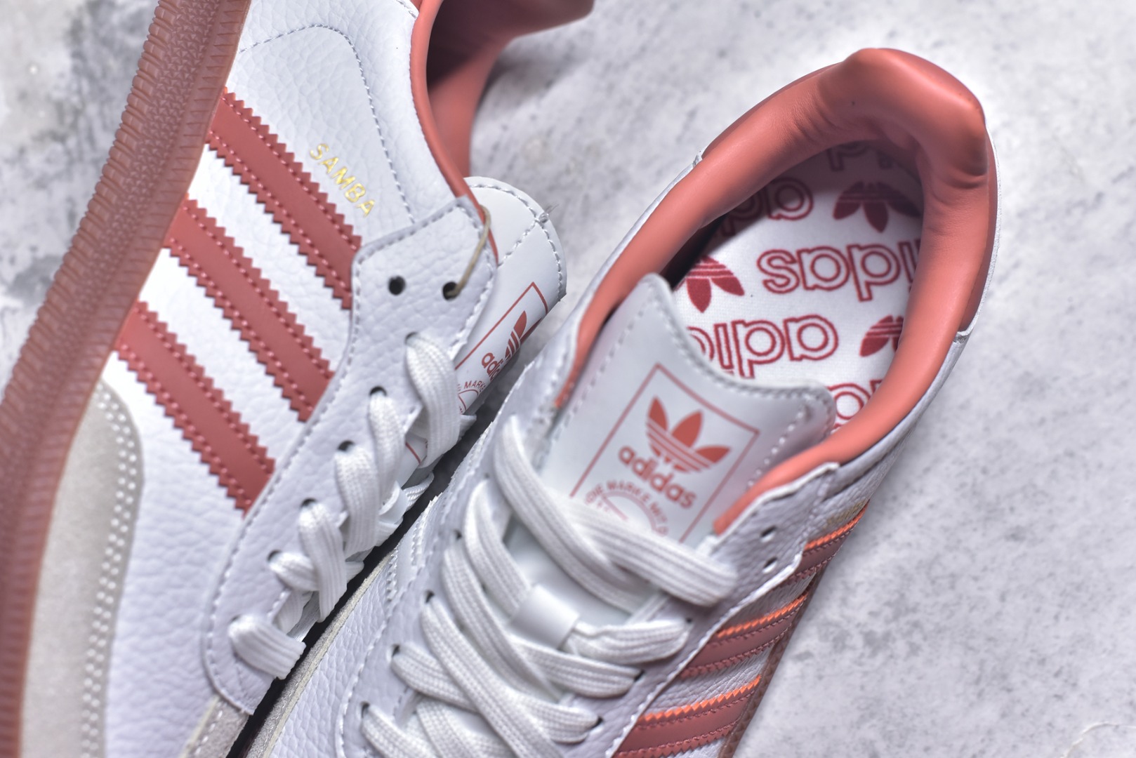 图片[9]-#AD Original Samba 复古经典轻便板鞋 白粉 IG5932 口碑大厂出品 品控大底版型不断改良更新 全套原纸板楦头开发 确保原汁原味 完美呈现版型 一比一鞋头弧度高度鞋身弧度 此版本只针对中端市场 皮料材质有所更替 其他数据细节工艺流程均保持一致 绝不口嗨 细节品控鞋型随意对比 正确烫金高频细节 原装纳米超迁皮料 独家私模橡胶大底 原盒原配 这款桑巴鞋展示了高质量的工艺 带有装饰的超锁缝制和无缝的手感 柔软、柔软的皮革造型和标志性的3条纹完成了精致的外观 正规合身鞋带 鞋面上有绒面鞋垫 橡胶鞋底 享受正畸套筒软感 自50年代首次亮相以来就一直在赢得粉丝的青睐 尺码：36-45-选品中心