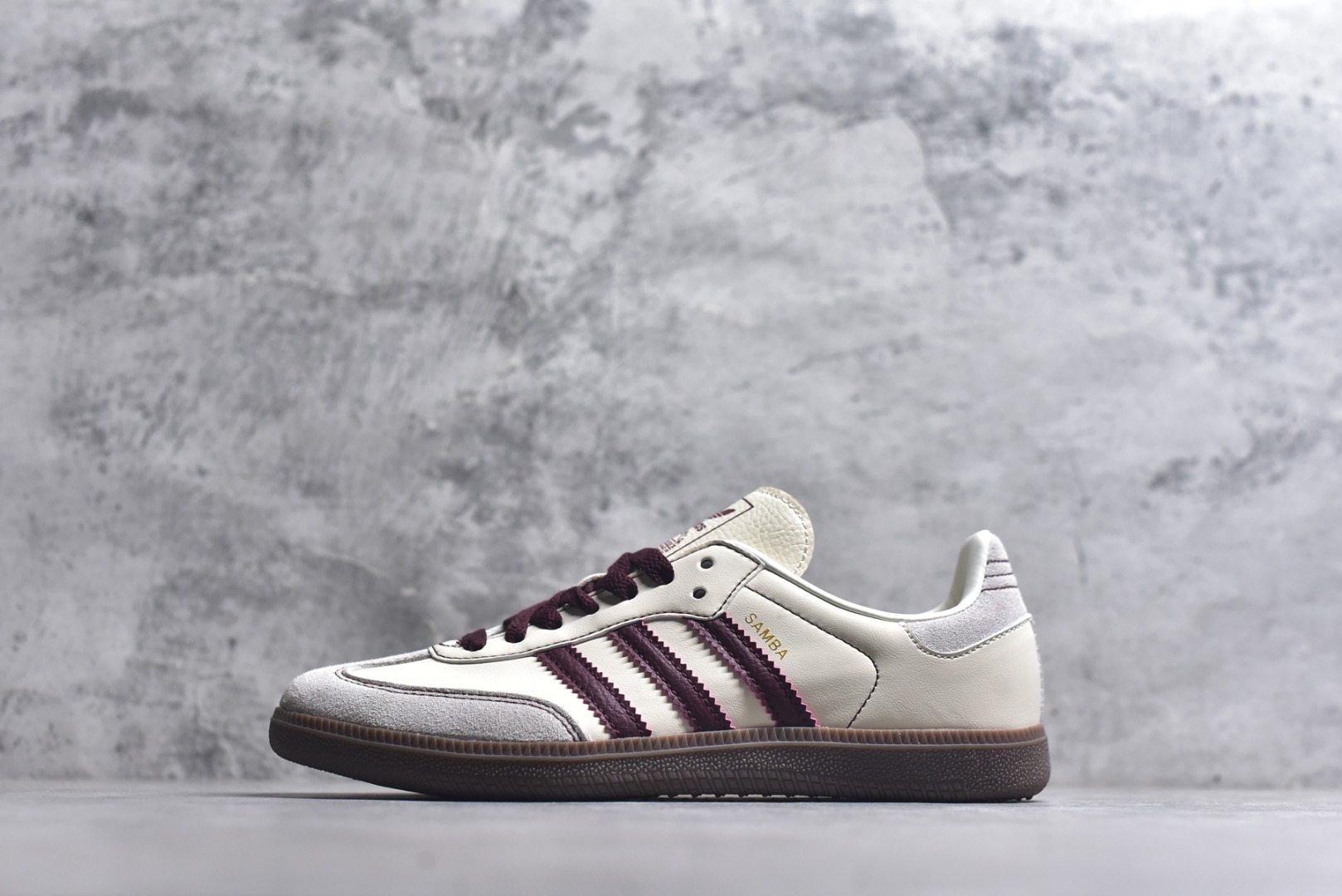 #AD Original Samba 复古经典轻便板鞋 IG1987 这款桑巴鞋展示了高质量的工艺 带有装饰的超锁缝制和无缝的手感 柔软、柔软的皮革造型和标志性的3条纹完成了精致的外观 正规合身鞋带 鞋面上有绒面鞋垫 橡胶鞋底 享受正畸套筒软感 自50年代首次亮相以来就一直在赢得粉丝的青睐 尺码：36-45-选品中心