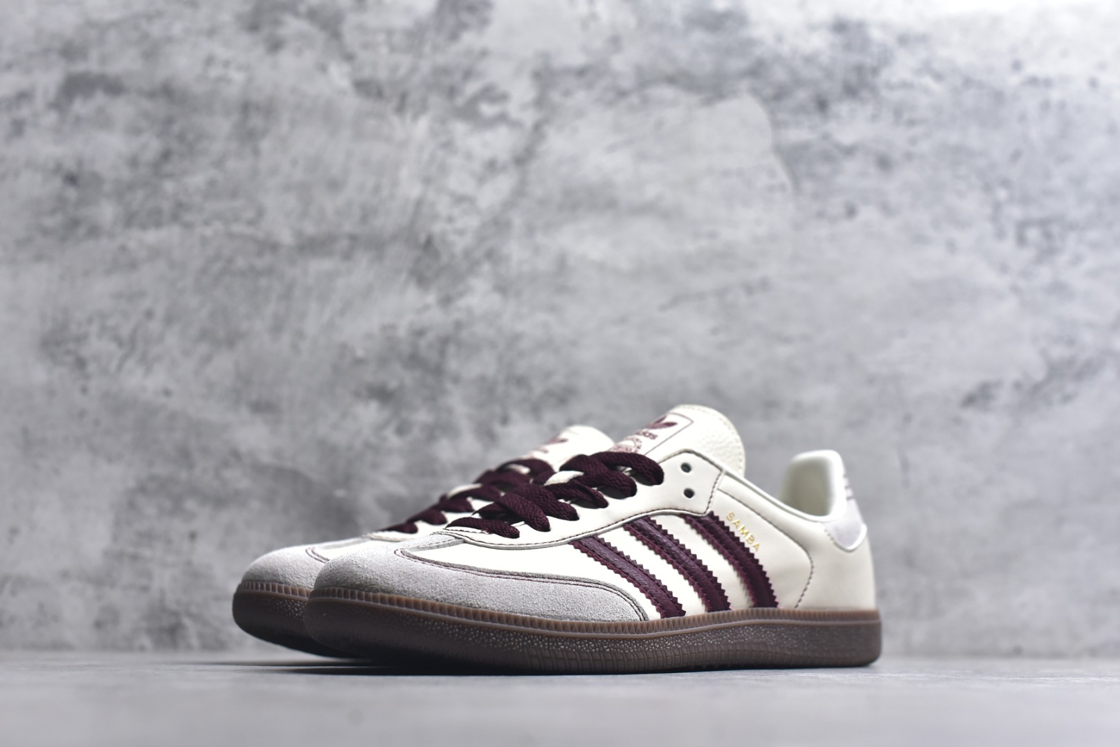 图片[2]-#AD Original Samba 复古经典轻便板鞋 IG1987 这款桑巴鞋展示了高质量的工艺 带有装饰的超锁缝制和无缝的手感 柔软、柔软的皮革造型和标志性的3条纹完成了精致的外观 正规合身鞋带 鞋面上有绒面鞋垫 橡胶鞋底 享受正畸套筒软感 自50年代首次亮相以来就一直在赢得粉丝的青睐 尺码：36-45-选品中心