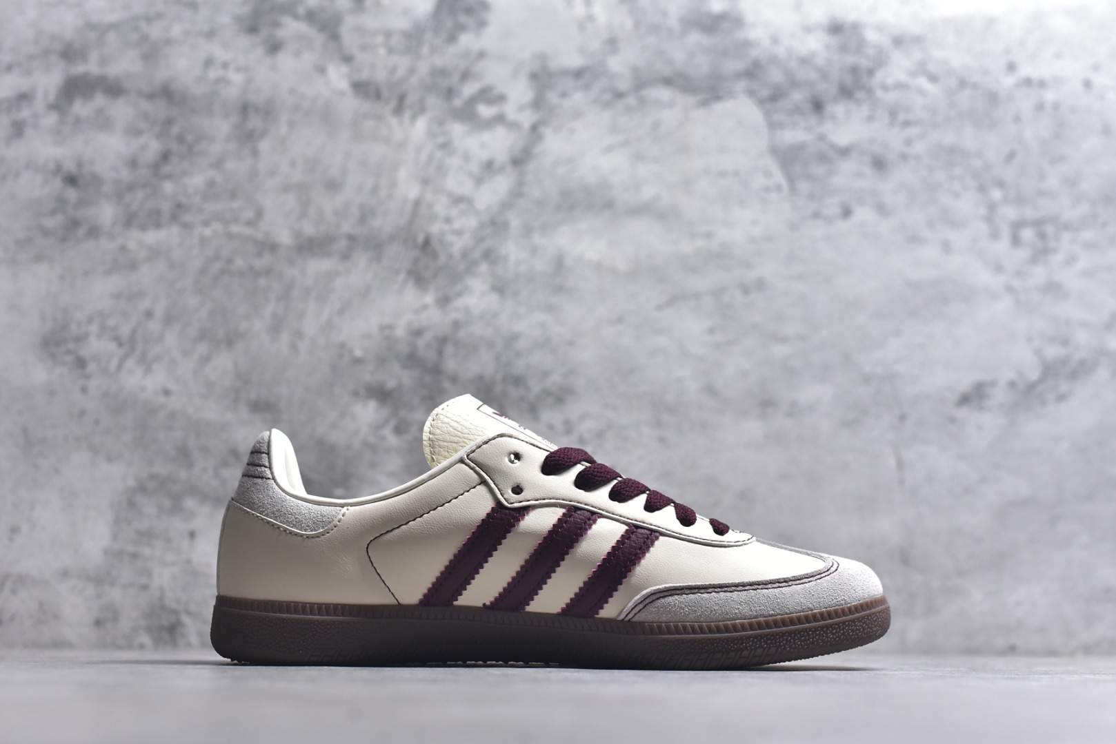 图片[3]-#AD Original Samba 复古经典轻便板鞋 IG1987 这款桑巴鞋展示了高质量的工艺 带有装饰的超锁缝制和无缝的手感 柔软、柔软的皮革造型和标志性的3条纹完成了精致的外观 正规合身鞋带 鞋面上有绒面鞋垫 橡胶鞋底 享受正畸套筒软感 自50年代首次亮相以来就一直在赢得粉丝的青睐 尺码：36-45-选品中心