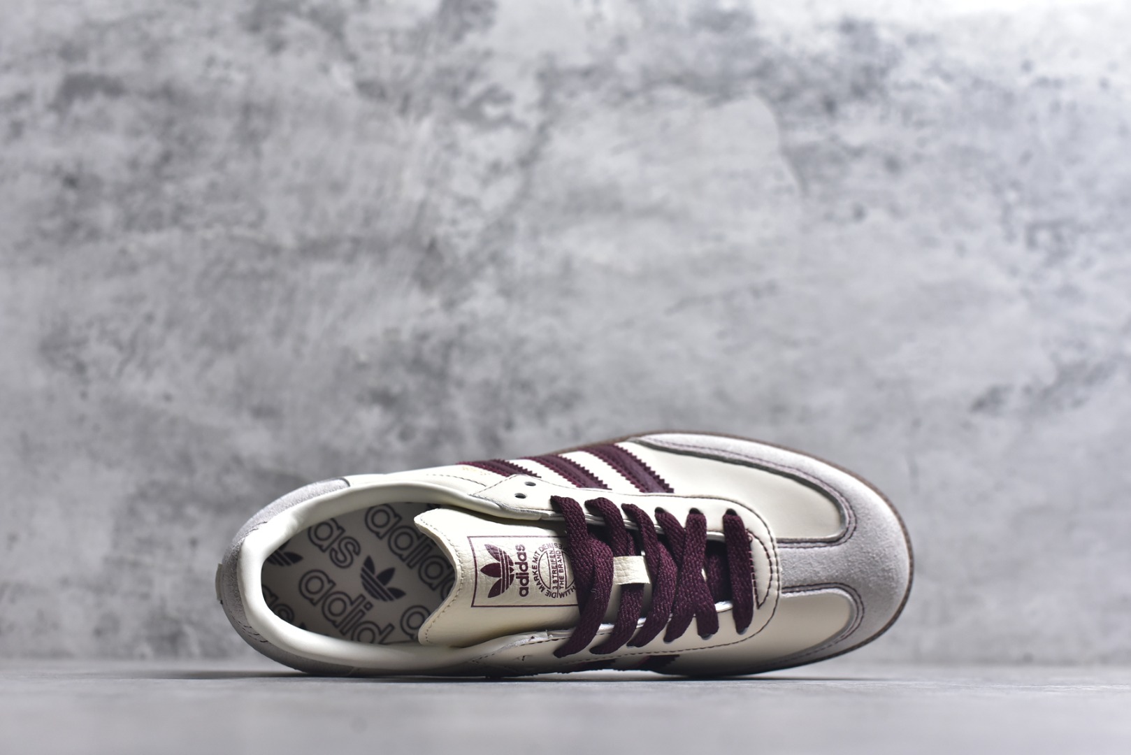 图片[4]-#AD Original Samba 复古经典轻便板鞋 IG1987 这款桑巴鞋展示了高质量的工艺 带有装饰的超锁缝制和无缝的手感 柔软、柔软的皮革造型和标志性的3条纹完成了精致的外观 正规合身鞋带 鞋面上有绒面鞋垫 橡胶鞋底 享受正畸套筒软感 自50年代首次亮相以来就一直在赢得粉丝的青睐 尺码：36-45-选品中心