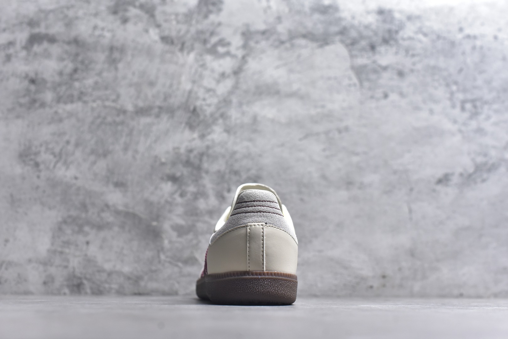 图片[5]-#AD Original Samba 复古经典轻便板鞋 IG1987 这款桑巴鞋展示了高质量的工艺 带有装饰的超锁缝制和无缝的手感 柔软、柔软的皮革造型和标志性的3条纹完成了精致的外观 正规合身鞋带 鞋面上有绒面鞋垫 橡胶鞋底 享受正畸套筒软感 自50年代首次亮相以来就一直在赢得粉丝的青睐 尺码：36-45-选品中心