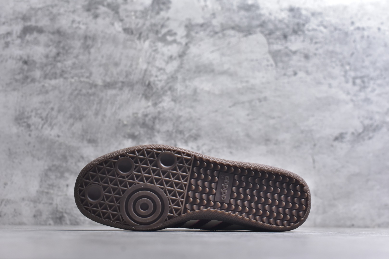 图片[6]-#AD Original Samba 复古经典轻便板鞋 IG1987 这款桑巴鞋展示了高质量的工艺 带有装饰的超锁缝制和无缝的手感 柔软、柔软的皮革造型和标志性的3条纹完成了精致的外观 正规合身鞋带 鞋面上有绒面鞋垫 橡胶鞋底 享受正畸套筒软感 自50年代首次亮相以来就一直在赢得粉丝的青睐 尺码：36-45-选品中心