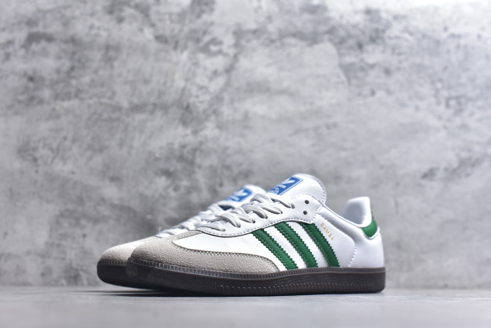 图片[2]-#AD Original Samba 复古经典轻便板鞋 IG1024 市场最高版本 正确烫金高频细节 原装纳米超迁+原装头层皮料 独家私模橡胶大底 原盒原配 这款桑巴鞋展示了高质量的工艺 带有装饰的超锁缝制和无缝的手感 柔软、柔软的皮革造型和标志性的3条纹完成了精致的外观 正规合身鞋带 鞋面上有绒面鞋垫 橡胶鞋底 享受正畸套筒软感 自50年代首次亮相以来就一直在赢得粉丝的青睐 尺码：36-45-选品中心