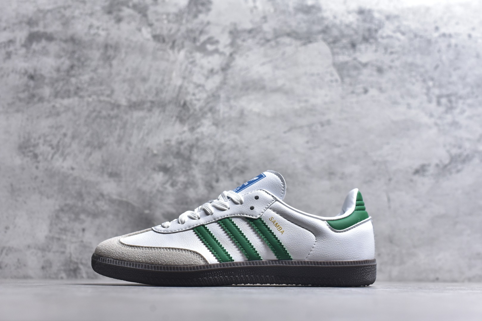 #AD Original Samba 复古经典轻便板鞋 IG1024 市场最高版本 正确烫金高频细节 原装纳米超迁+原装头层皮料 独家私模橡胶大底 原盒原配 这款桑巴鞋展示了高质量的工艺 带有装饰的超锁缝制和无缝的手感 柔软、柔软的皮革造型和标志性的3条纹完成了精致的外观 正规合身鞋带 鞋面上有绒面鞋垫 橡胶鞋底 享受正畸套筒软感 自50年代首次亮相以来就一直在赢得粉丝的青睐 尺码：36-45-选品中心