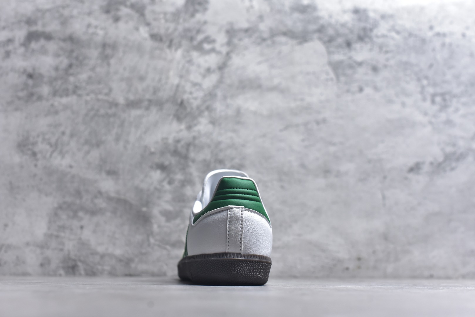 图片[5]-#AD Original Samba 复古经典轻便板鞋 IG1024 市场最高版本 正确烫金高频细节 原装纳米超迁+原装头层皮料 独家私模橡胶大底 原盒原配 这款桑巴鞋展示了高质量的工艺 带有装饰的超锁缝制和无缝的手感 柔软、柔软的皮革造型和标志性的3条纹完成了精致的外观 正规合身鞋带 鞋面上有绒面鞋垫 橡胶鞋底 享受正畸套筒软感 自50年代首次亮相以来就一直在赢得粉丝的青睐 尺码：36-45-选品中心