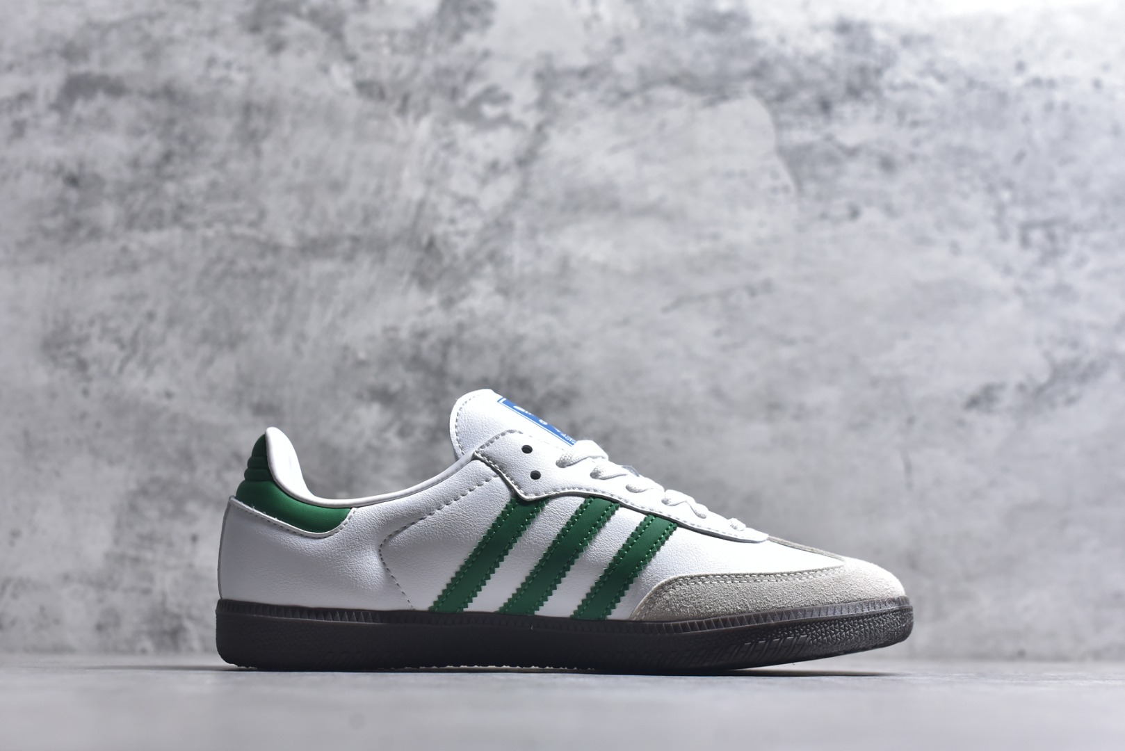 图片[3]-#AD Original Samba 复古经典轻便板鞋 IG1024 市场最高版本 正确烫金高频细节 原装纳米超迁+原装头层皮料 独家私模橡胶大底 原盒原配 这款桑巴鞋展示了高质量的工艺 带有装饰的超锁缝制和无缝的手感 柔软、柔软的皮革造型和标志性的3条纹完成了精致的外观 正规合身鞋带 鞋面上有绒面鞋垫 橡胶鞋底 享受正畸套筒软感 自50年代首次亮相以来就一直在赢得粉丝的青睐 尺码：36-45-选品中心