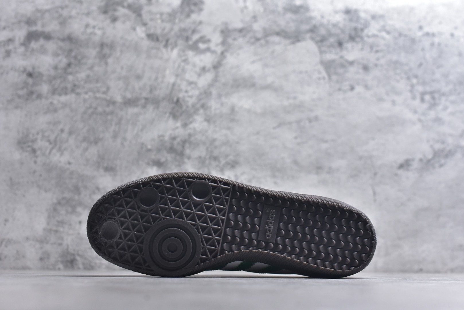 图片[6]-#AD Original Samba 复古经典轻便板鞋 IG1024 市场最高版本 正确烫金高频细节 原装纳米超迁+原装头层皮料 独家私模橡胶大底 原盒原配 这款桑巴鞋展示了高质量的工艺 带有装饰的超锁缝制和无缝的手感 柔软、柔软的皮革造型和标志性的3条纹完成了精致的外观 正规合身鞋带 鞋面上有绒面鞋垫 橡胶鞋底 享受正畸套筒软感 自50年代首次亮相以来就一直在赢得粉丝的青睐 尺码：36-45-选品中心