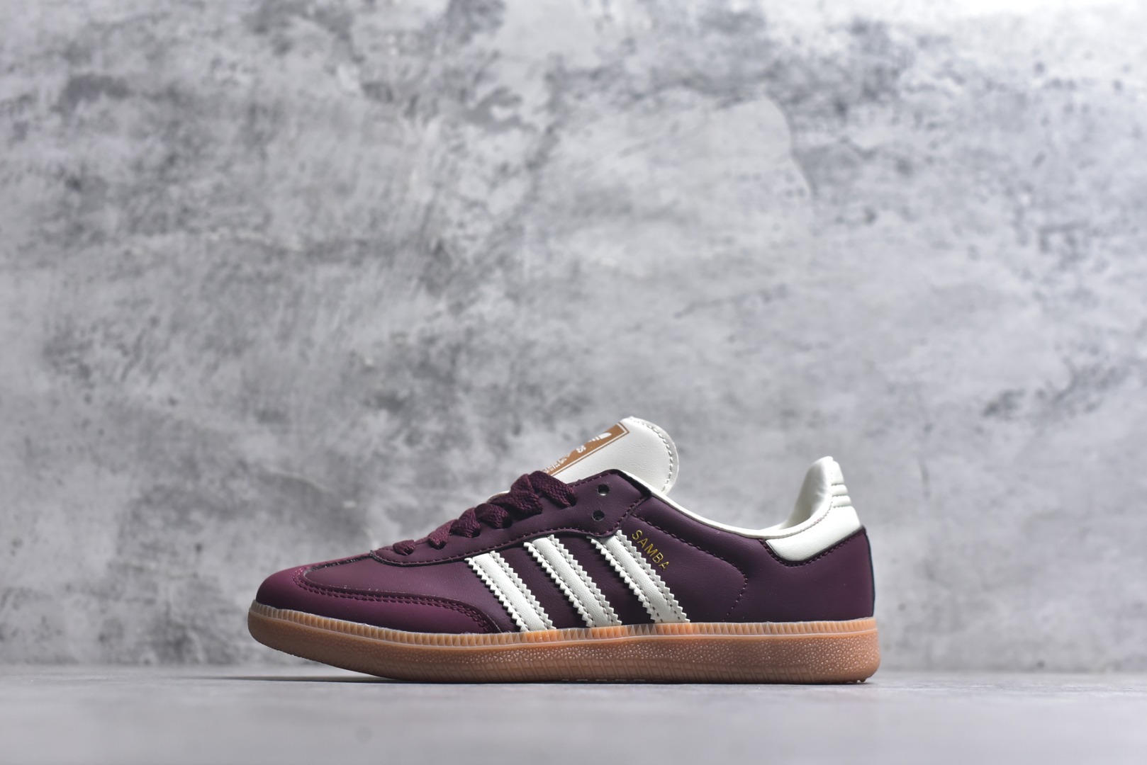 #AD Original Samba OG 复古经典轻便板鞋 ID0477 这款桑巴鞋展示了高质量的工艺 带有装饰的超锁缝制和无缝的手感 柔软、柔软的皮革造型和标志性的3条纹完成了精致的外观 正规合身鞋带 鞋面上有绒面鞋垫 橡胶鞋底 享受正畸套筒软感 自50年代首次亮相以来就一直在赢得粉丝的青睐 尺码：36-45-选品中心