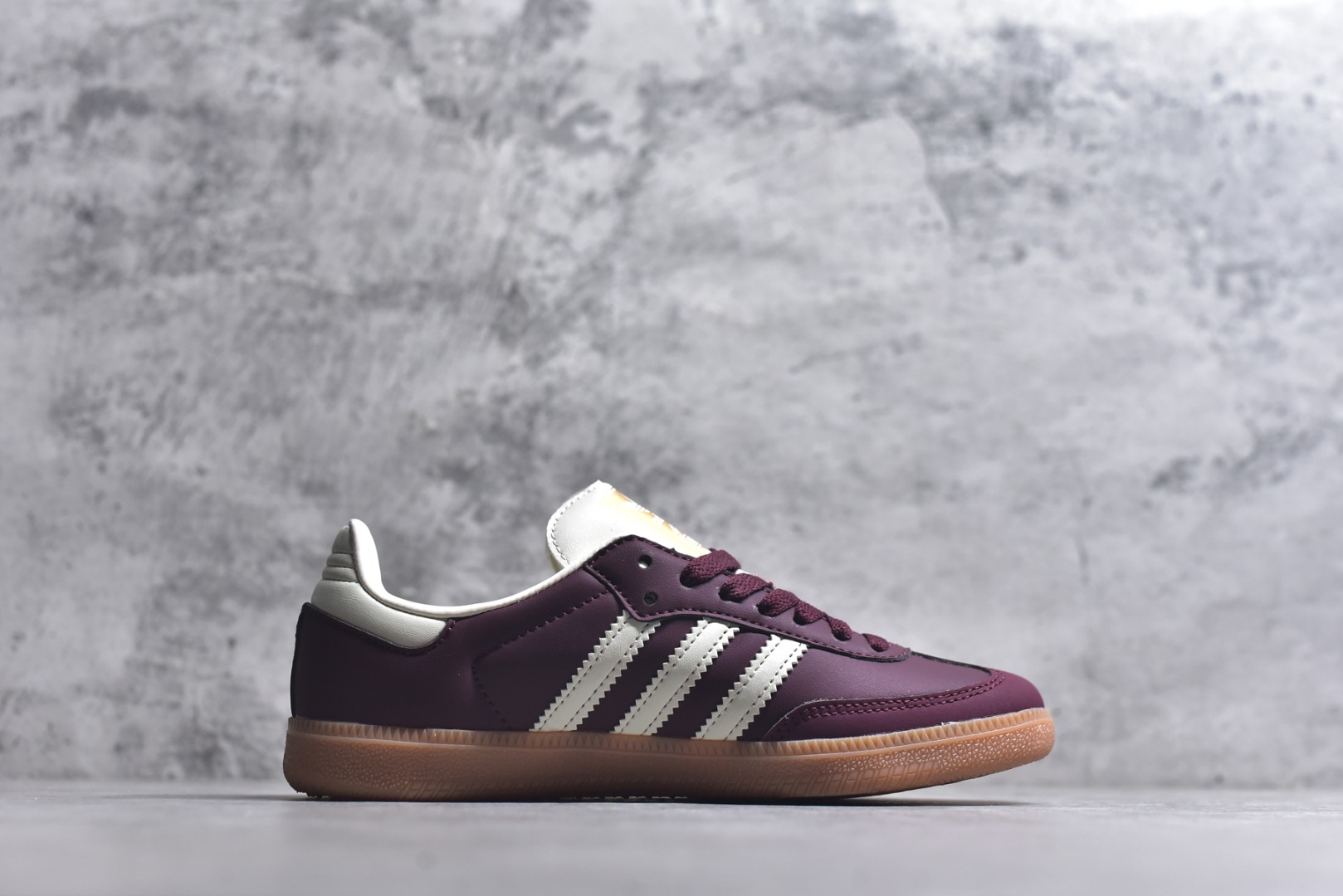 图片[3]-#AD Original Samba OG 复古经典轻便板鞋 ID0477 这款桑巴鞋展示了高质量的工艺 带有装饰的超锁缝制和无缝的手感 柔软、柔软的皮革造型和标志性的3条纹完成了精致的外观 正规合身鞋带 鞋面上有绒面鞋垫 橡胶鞋底 享受正畸套筒软感 自50年代首次亮相以来就一直在赢得粉丝的青睐 尺码：36-45-选品中心