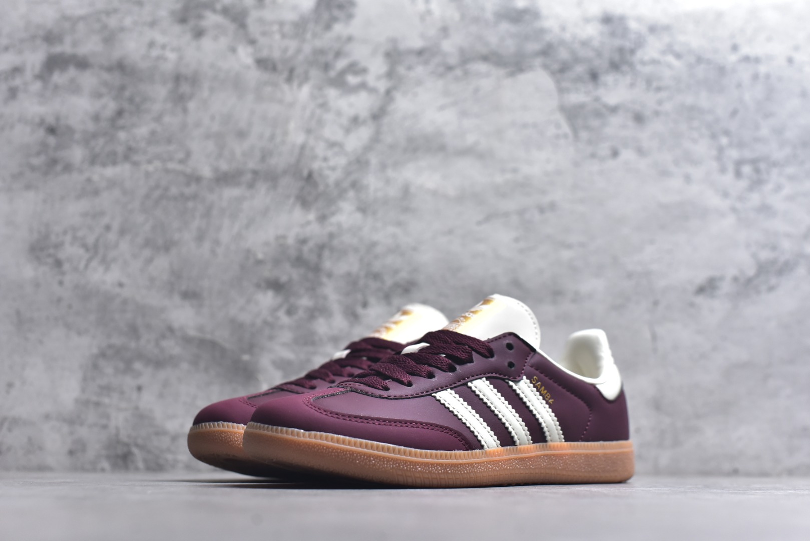 图片[2]-#AD Original Samba OG 复古经典轻便板鞋 ID0477 这款桑巴鞋展示了高质量的工艺 带有装饰的超锁缝制和无缝的手感 柔软、柔软的皮革造型和标志性的3条纹完成了精致的外观 正规合身鞋带 鞋面上有绒面鞋垫 橡胶鞋底 享受正畸套筒软感 自50年代首次亮相以来就一直在赢得粉丝的青睐 尺码：36-45-选品中心