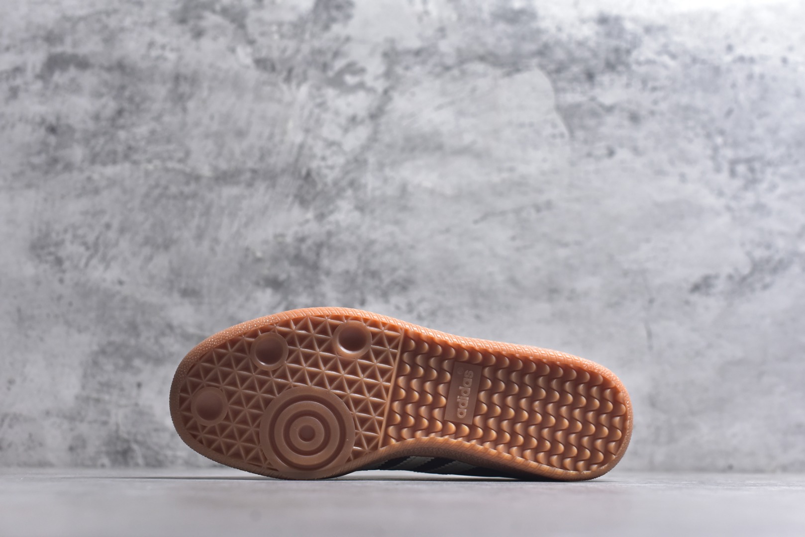 图片[6]-#AD Original Samba OG 复古经典轻便板鞋 ID0477 这款桑巴鞋展示了高质量的工艺 带有装饰的超锁缝制和无缝的手感 柔软、柔软的皮革造型和标志性的3条纹完成了精致的外观 正规合身鞋带 鞋面上有绒面鞋垫 橡胶鞋底 享受正畸套筒软感 自50年代首次亮相以来就一直在赢得粉丝的青睐 尺码：36-45-选品中心