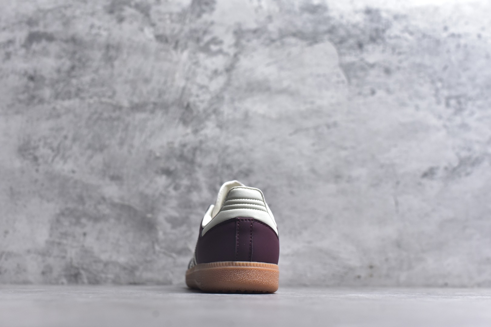 图片[5]-#AD Original Samba OG 复古经典轻便板鞋 ID0477 这款桑巴鞋展示了高质量的工艺 带有装饰的超锁缝制和无缝的手感 柔软、柔软的皮革造型和标志性的3条纹完成了精致的外观 正规合身鞋带 鞋面上有绒面鞋垫 橡胶鞋底 享受正畸套筒软感 自50年代首次亮相以来就一直在赢得粉丝的青睐 尺码：36-45-选品中心