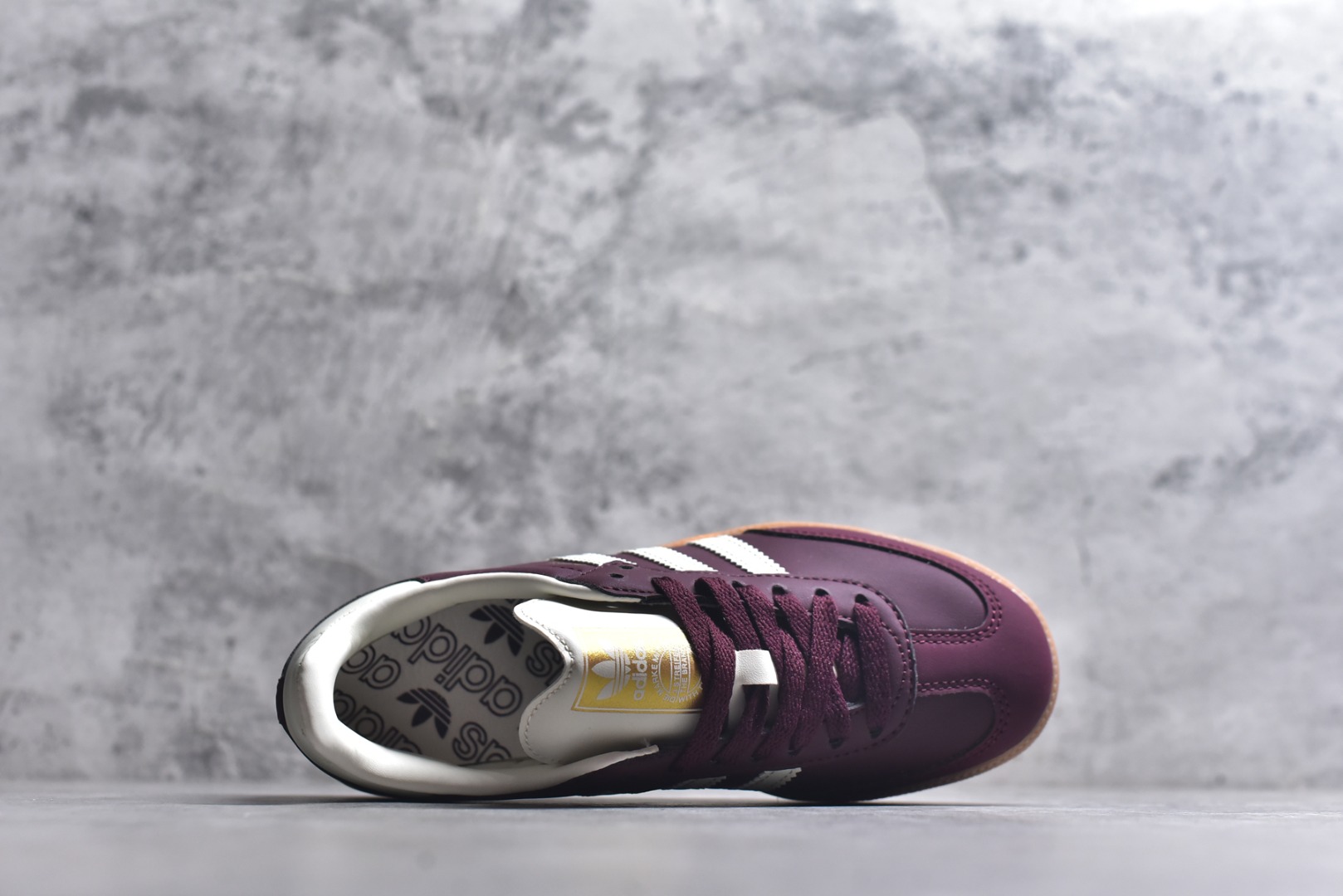 图片[4]-#AD Original Samba OG 复古经典轻便板鞋 ID0477 这款桑巴鞋展示了高质量的工艺 带有装饰的超锁缝制和无缝的手感 柔软、柔软的皮革造型和标志性的3条纹完成了精致的外观 正规合身鞋带 鞋面上有绒面鞋垫 橡胶鞋底 享受正畸套筒软感 自50年代首次亮相以来就一直在赢得粉丝的青睐 尺码：36-45-选品中心