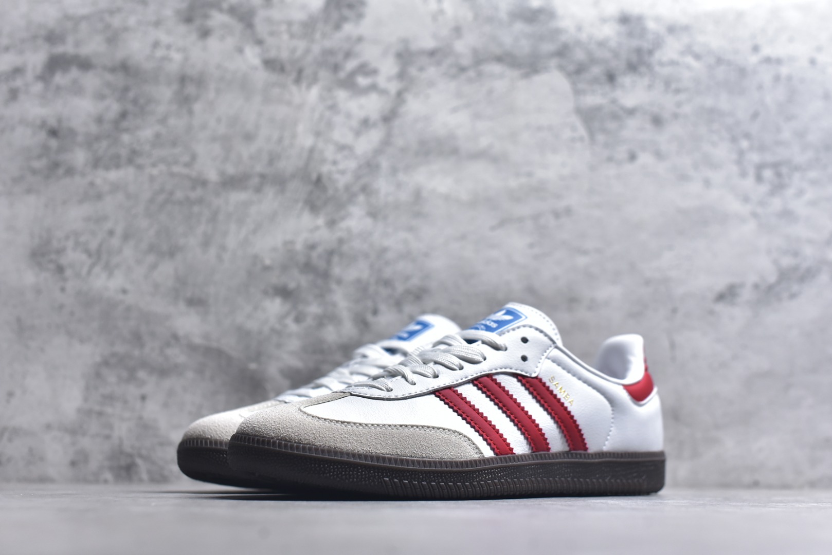 图片[2]-#AD Original Samba 复古经典轻便板鞋 IG1025 这款桑巴鞋展示了高质量的工艺 带有装饰的超锁缝制和无缝的手感 柔软、柔软的皮革造型和标志性的3条纹完成了精致的外观 正规合身鞋带 鞋面上有绒面鞋垫 橡胶鞋底 享受正畸套筒软感 自50年代首次亮相以来就一直在赢得粉丝的青睐 尺码：36-45-选品中心