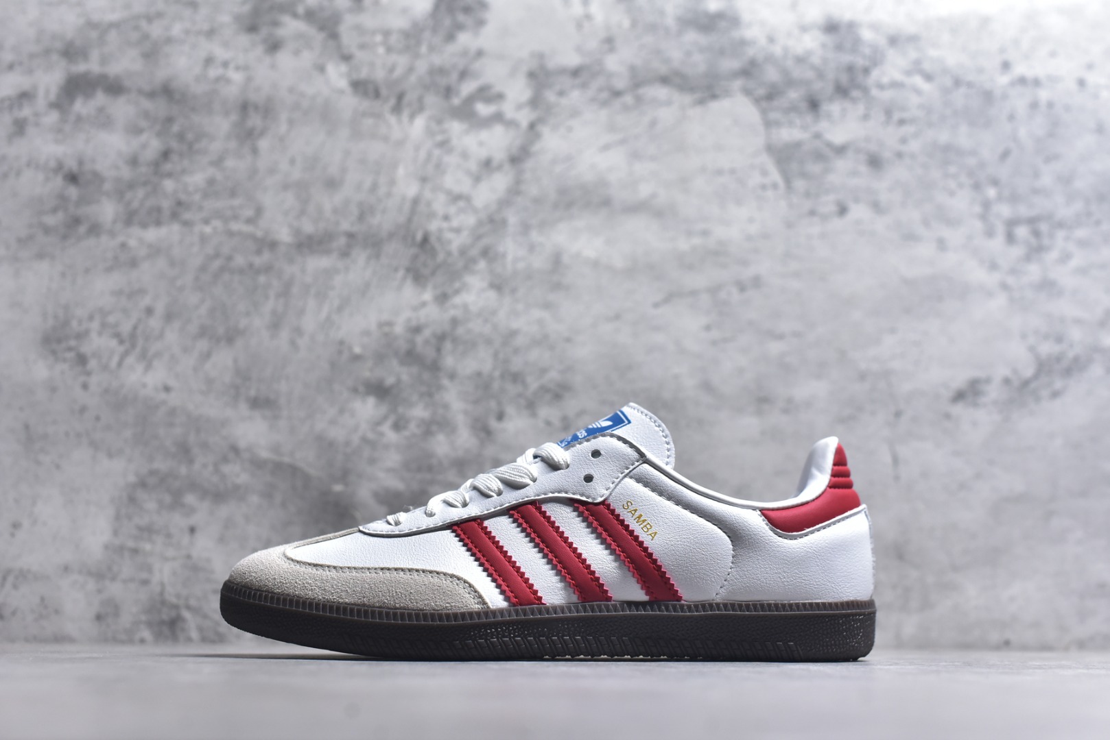 #AD Original Samba 复古经典轻便板鞋 IG1025 这款桑巴鞋展示了高质量的工艺 带有装饰的超锁缝制和无缝的手感 柔软、柔软的皮革造型和标志性的3条纹完成了精致的外观 正规合身鞋带 鞋面上有绒面鞋垫 橡胶鞋底 享受正畸套筒软感 自50年代首次亮相以来就一直在赢得粉丝的青睐 尺码：36-45-选品中心