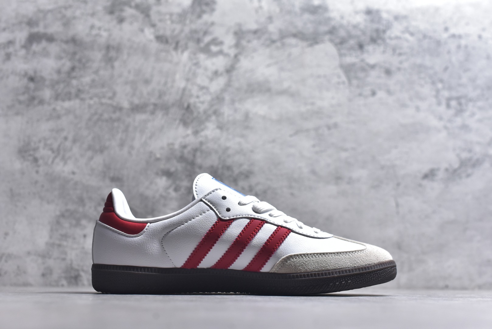 图片[3]-#AD Original Samba 复古经典轻便板鞋 IG1025 这款桑巴鞋展示了高质量的工艺 带有装饰的超锁缝制和无缝的手感 柔软、柔软的皮革造型和标志性的3条纹完成了精致的外观 正规合身鞋带 鞋面上有绒面鞋垫 橡胶鞋底 享受正畸套筒软感 自50年代首次亮相以来就一直在赢得粉丝的青睐 尺码：36-45-选品中心