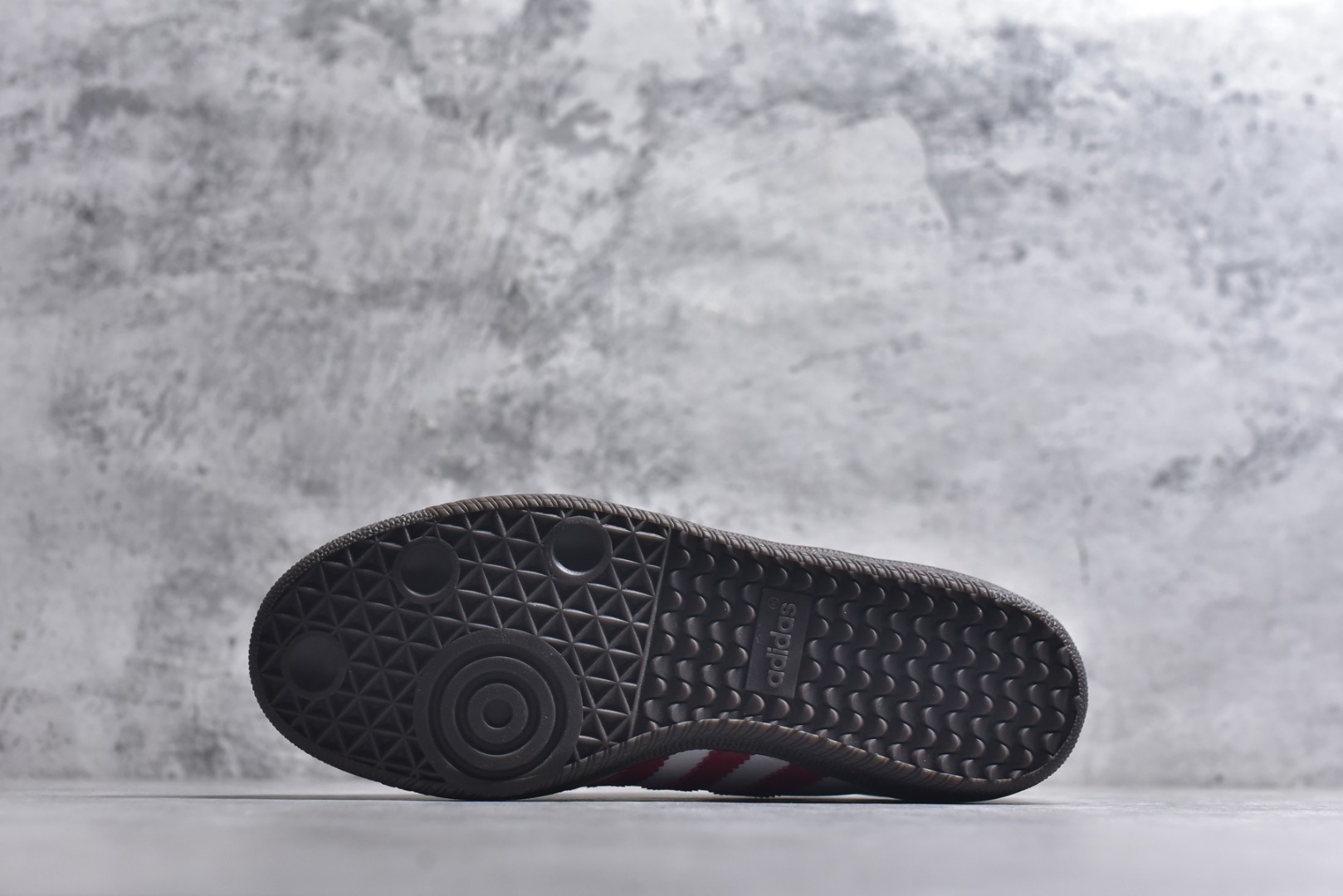 图片[6]-#AD Original Samba 复古经典轻便板鞋 IG1025 这款桑巴鞋展示了高质量的工艺 带有装饰的超锁缝制和无缝的手感 柔软、柔软的皮革造型和标志性的3条纹完成了精致的外观 正规合身鞋带 鞋面上有绒面鞋垫 橡胶鞋底 享受正畸套筒软感 自50年代首次亮相以来就一直在赢得粉丝的青睐 尺码：36-45-选品中心