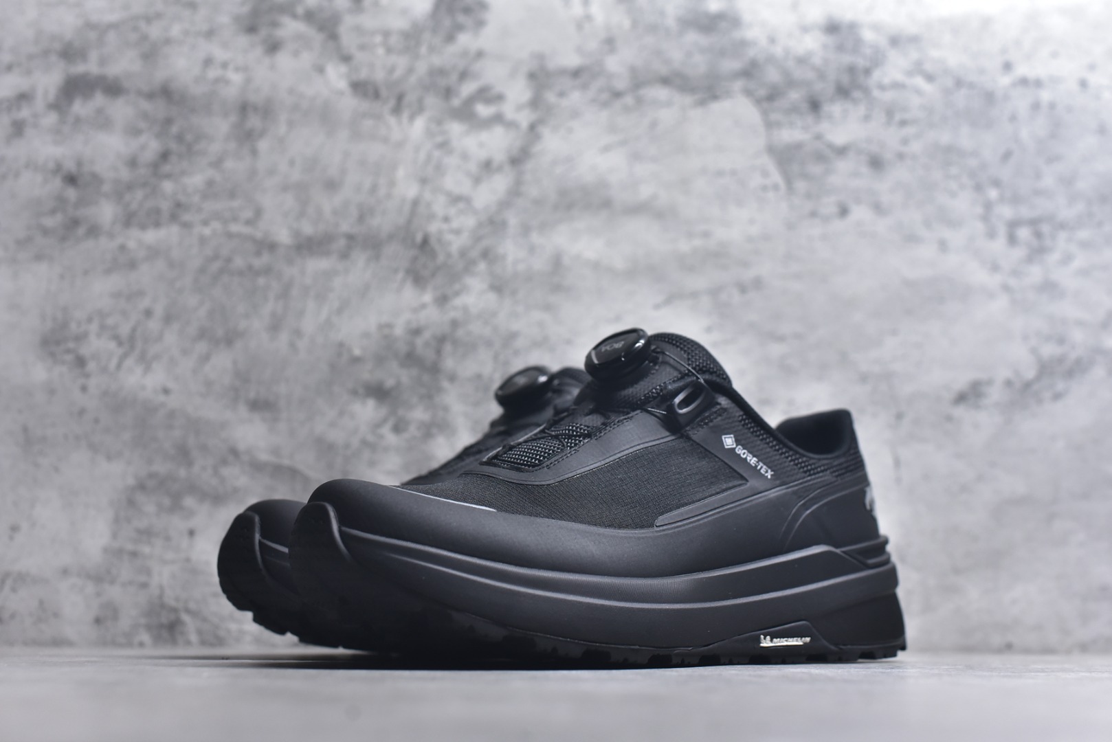 图片[2]-#DESCENTE迪桑特ENERZITE男款PRIMER WIRE GTX 2.0透气运动跑鞋 这双鞋的PRIMER GTX技术确保你在雨天也能保持双脚干爽。不仅如此，它的设计既时尚又实用，适合各种场合穿着。无论是晨跑还是逛街，都能轻松应对。 这款跑鞋的舒适度也值得一提。它采用了先进的缓震技术，长时间行走也不会感到疲劳。透气性极佳的材质让脚部始终保持清爽，即使在炎热的天气里也能享受舒适的穿着体验。 货号：D6131DSN34 尺码：36-45-选品中心