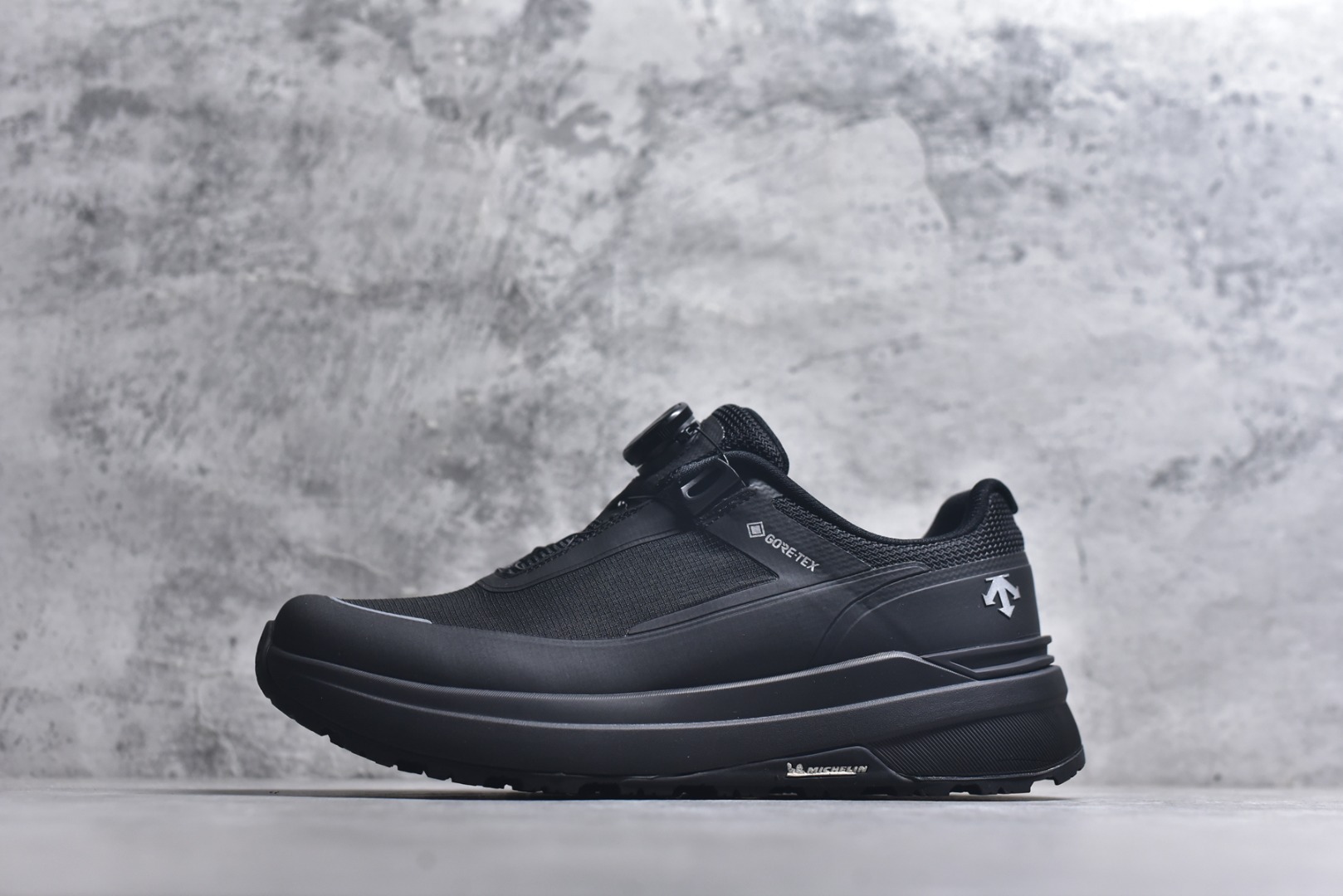 #DESCENTE迪桑特ENERZITE男款PRIMER WIRE GTX 2.0透气运动跑鞋 这双鞋的PRIMER GTX技术确保你在雨天也能保持双脚干爽。不仅如此，它的设计既时尚又实用，适合各种场合穿着。无论是晨跑还是逛街，都能轻松应对。 这款跑鞋的舒适度也值得一提。它采用了先进的缓震技术，长时间行走也不会感到疲劳。透气性极佳的材质让脚部始终保持清爽，即使在炎热的天气里也能享受舒适的穿着体验。 货号：D6131DSN34 尺码：36-45-选品中心