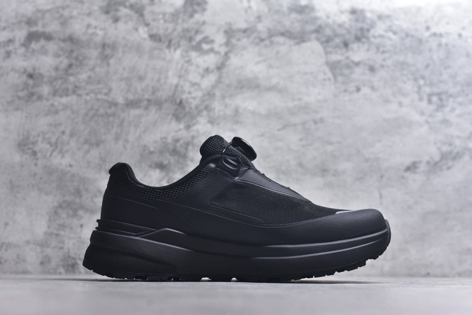 图片[3]-#DESCENTE迪桑特ENERZITE男款PRIMER WIRE GTX 2.0透气运动跑鞋 这双鞋的PRIMER GTX技术确保你在雨天也能保持双脚干爽。不仅如此，它的设计既时尚又实用，适合各种场合穿着。无论是晨跑还是逛街，都能轻松应对。 这款跑鞋的舒适度也值得一提。它采用了先进的缓震技术，长时间行走也不会感到疲劳。透气性极佳的材质让脚部始终保持清爽，即使在炎热的天气里也能享受舒适的穿着体验。 货号：D6131DSN34 尺码：36-45-选品中心